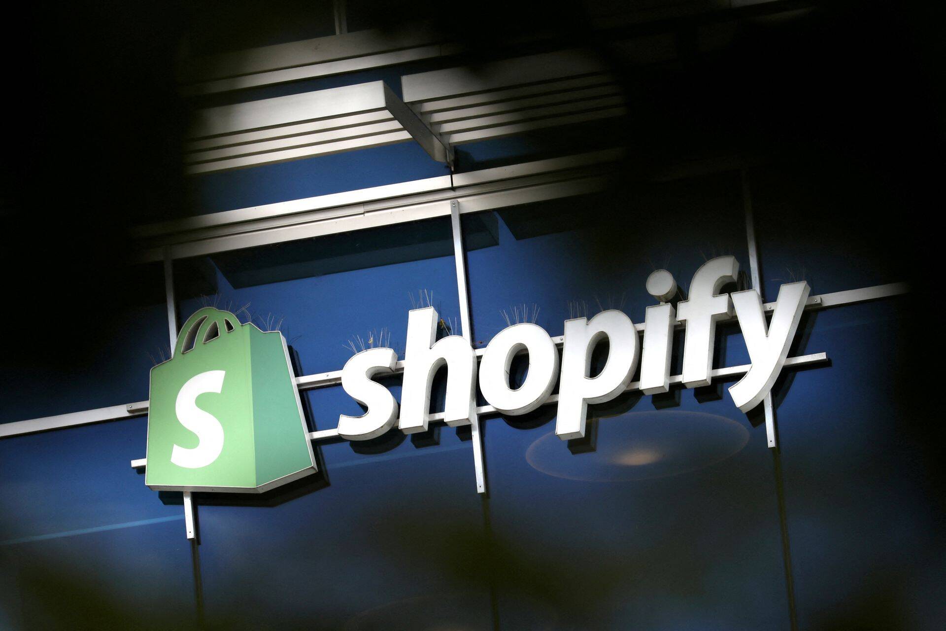 Shopify pakub veebipoodide loomise ja haldamise vahendeid, mis on muutunud populaarseks, kuna jaemüügisektor näitab makromajanduslike tingimuste stabiliseerumise märke.