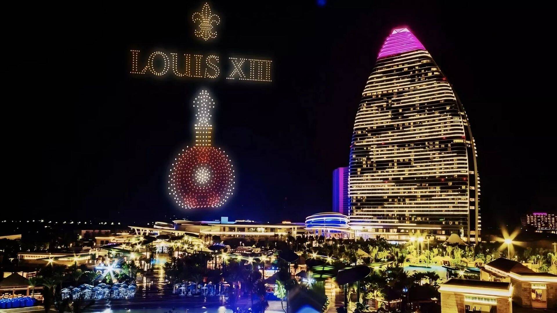 Mais 2021 reklaamis Remy Cointreau oma konjakit Hiina sadamalinna Hainani taevas suure valgusetendusega.