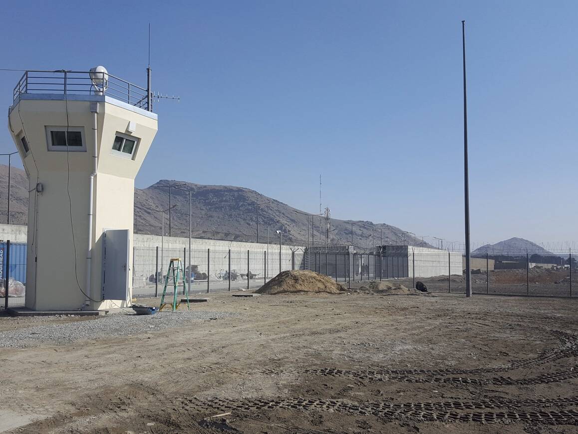 Kabuli rahvusvahelise lennujaama kütuselogistika ala ehitusjärgus ja 3D-mudeli fragment Amhold ASi projektist. Näha on mürsukillu- ja kuulikindel ning plahvatuse lööklainet tõkestav vaatlus- ja kaitsetorn ning maa-ala raudbetoonist mürsukildude lööke ja plahvatuse lööklainet tõkestav piire.