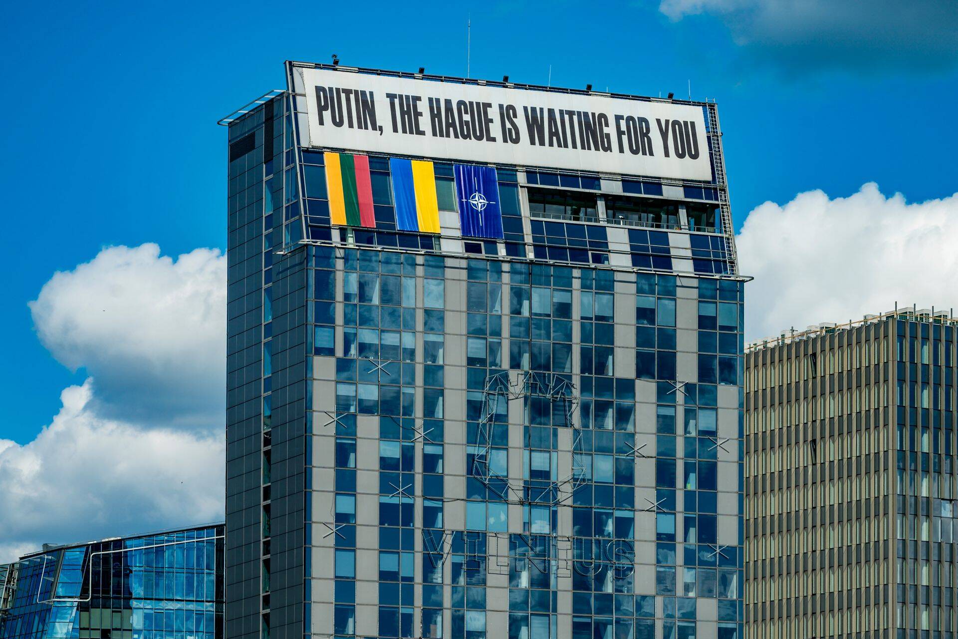 Vilniuse linnapildis on meelsus selge: Ukraina koht on NATOs ja Putini oma Haagi sõjatribunali ees.