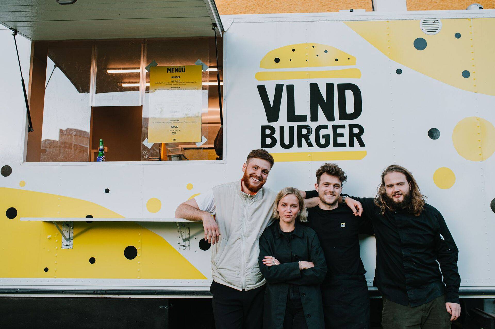 Toitlustusettevõtja Kris Süld (vasakul) peab suvel toiduautoga töötamist oluliseks kogu aasta perspektiivis. Fotol seisab ta koos VLND Burgeri kaasomanikega.