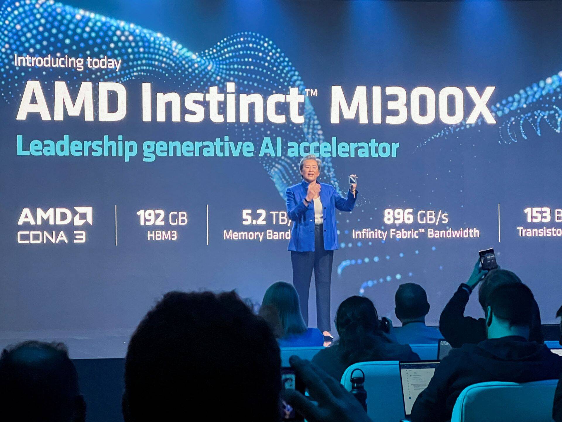 AMD tegevjuht Lisa Su näitab MI300 tehisintellekti kiipi, millele ettevõtte neljanda kvartali ootused tuginevad.