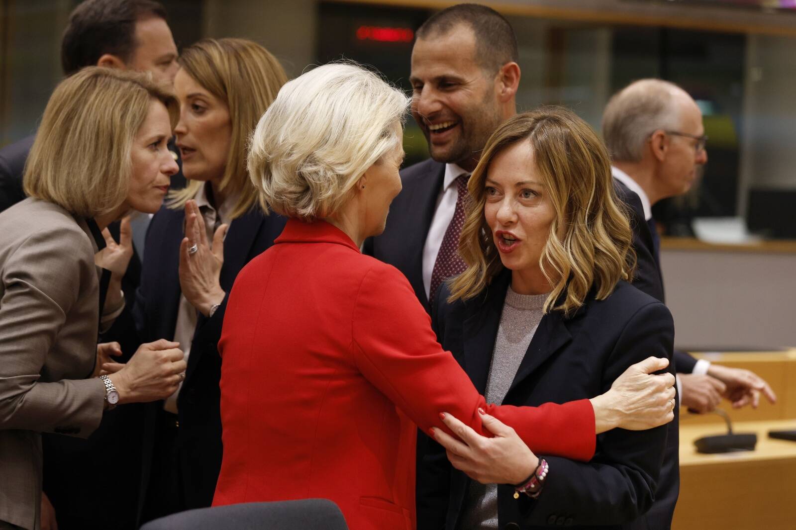 Nii punases pintsakus Ursula von der Leyen kui tema vastas seisev Giorgia Meloni on Euroopa valimiste järel Euroopa mõjukaimad naised. Oma osa taotlevad ka taamale jäävad Kaja Kallas ja Roberta Metsola.