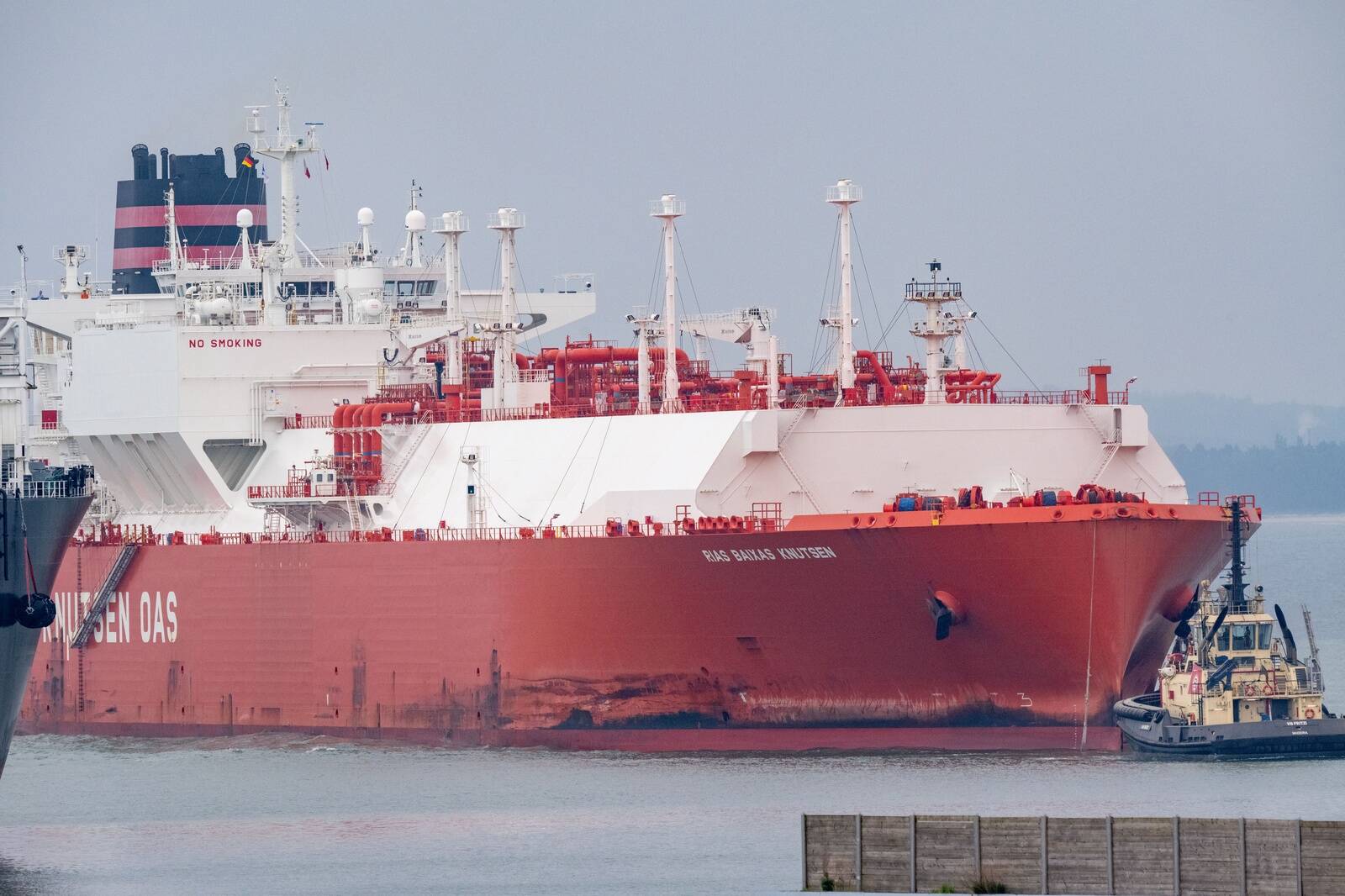 LNG tanker Saksamaa Sassnitz-Mukrani sadamas. Euroopa kaudu Venemaa veeldatud maagaasi reeksportida enam ei tohi.