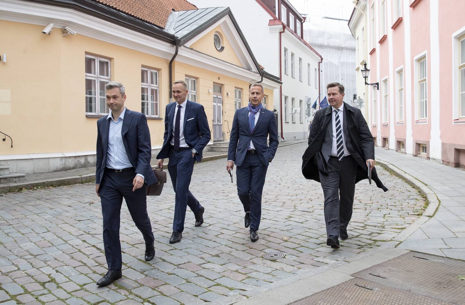 Septembris jõudis viis panka peaminister Kaja Kallasega kokkuleppele, et maksavad pangamaksust pääsemiseks järgneval kahel aastal 120 miljonit eurot ekstra tulumaksu. Vasakult LHV grupi juht Madis Toomsalu, Swedbanki juht Olavi Lepp, Coop Panga juht Margus Rink ning SEB Eesti juht Allan Parik.