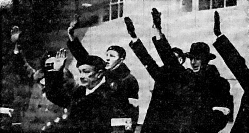Участники Движения за свободу не стеснялись вздымать руки в фашистском приветствии