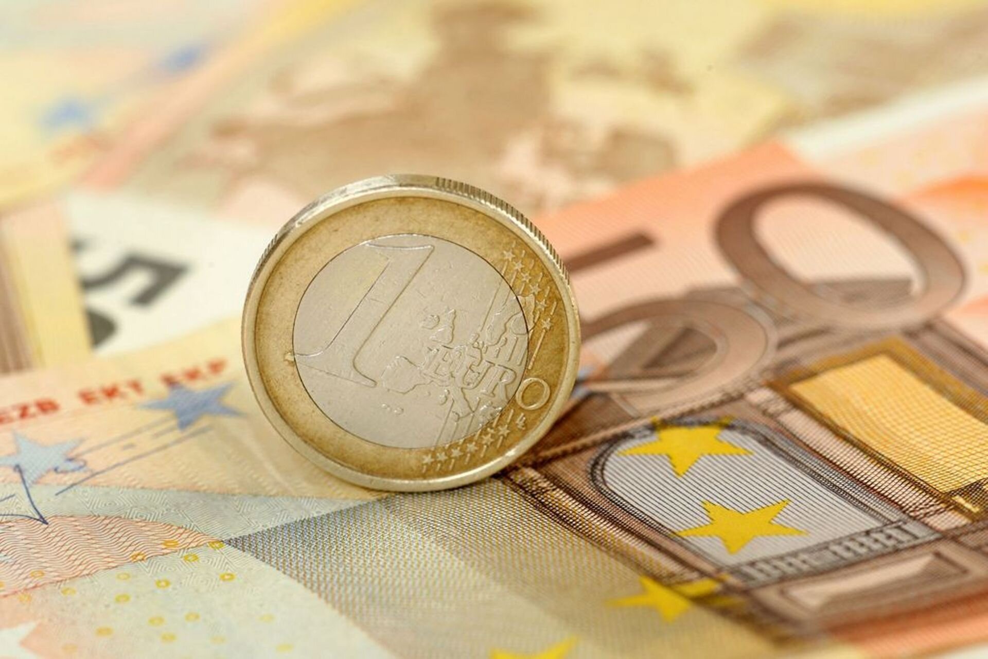 Евро в рубли 2016 год. Евро в рубли. 45 Евро в рублях. 75 Евро в рублях. Возросла.