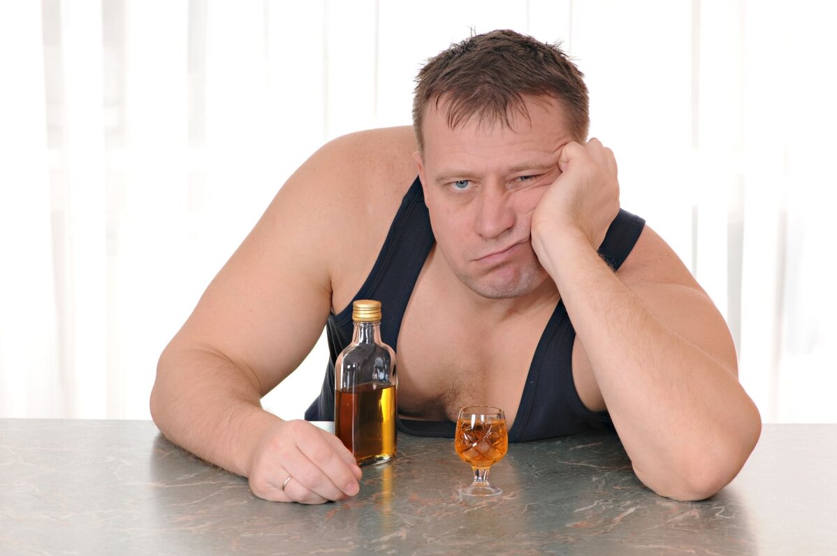 Русские пьет много. Толстый мужчина за столом. Мужчины пьют за столом.