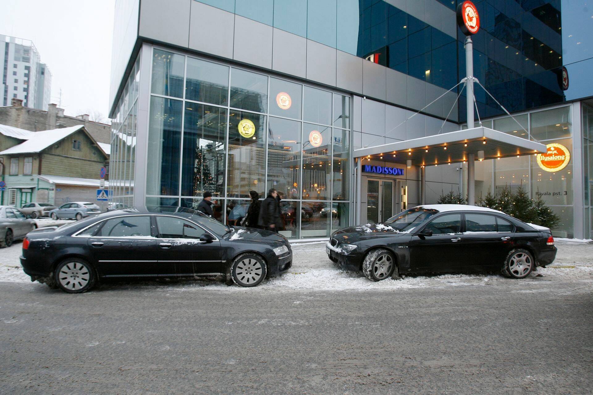 Eften ostis Radisson Blu hotelli kõrval ka Madissoni pubi.