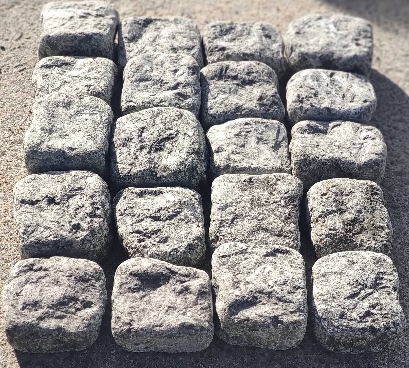 Trummeldatud täringukivi labradoriidist 10x10x5 cm
