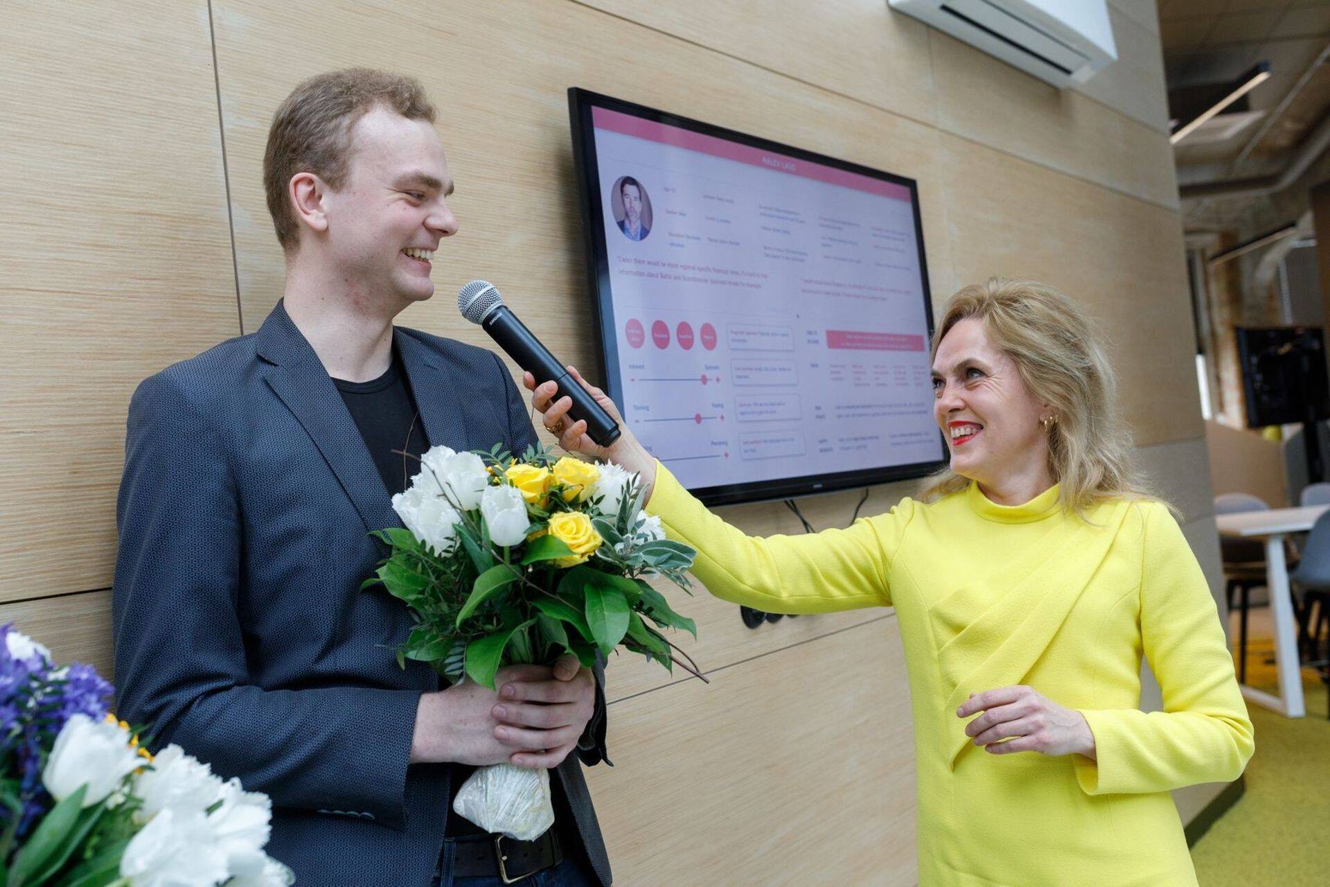Eduka Eesti arvamuskonkursi kolmanda koha võitnud mikroettevõtja Peeter Kungla ja Äripäeva arvamustoimetuse juht Vilja Kiisler.
