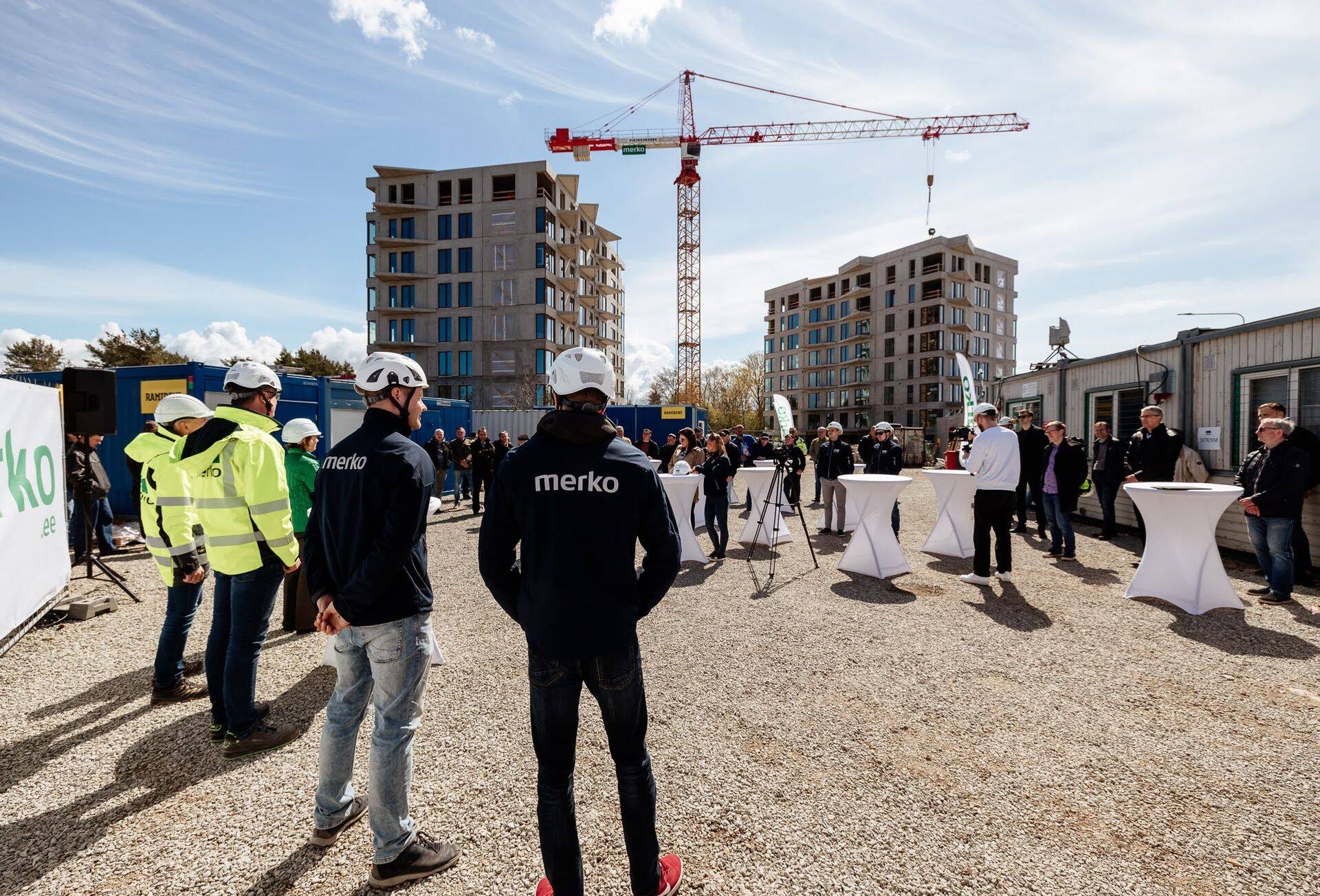 Paekalda tänavale kerkivate hoonete sarikapidu.