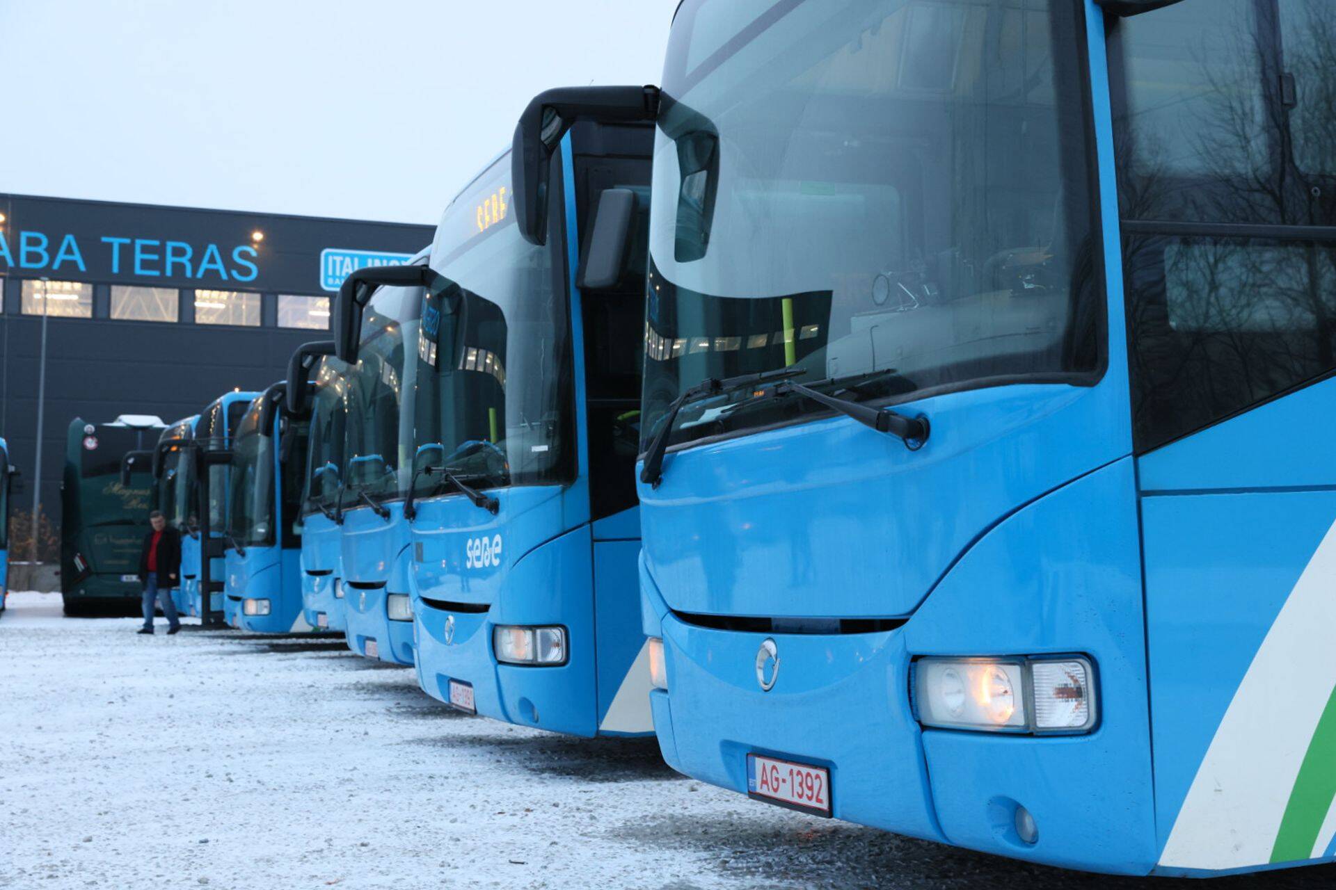 Ukrainasse saadetavad bussid.