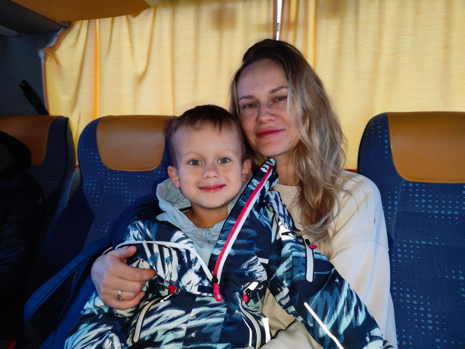Екатерина везет сына Штефана к его бабушке и дедушке в Петербург.