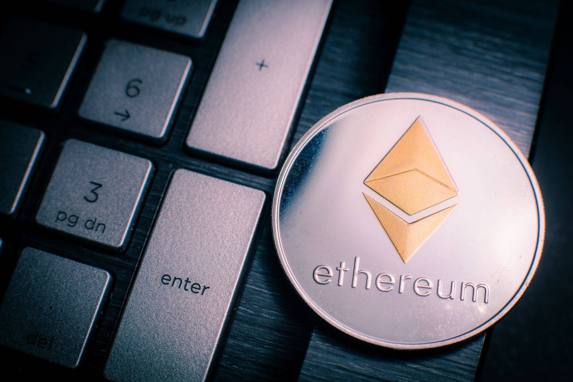 Среди трех крупнейших криптовалют больше всего удивил Ethereum (ETH), который стартовал в начале месяца с 1359 евро, а завершил месяц на уровне 1600 евро.