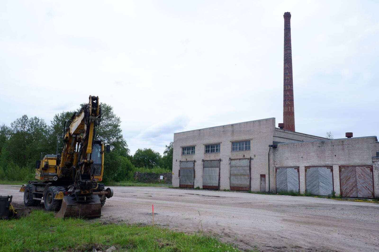 Труба Кадака высится и поныне.