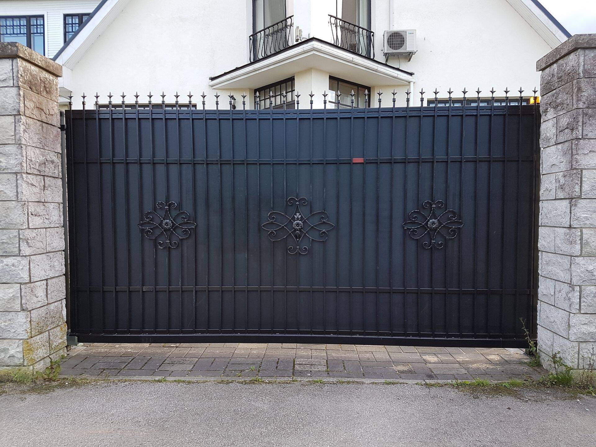 Kadaka tee – läbipaistev sepisvärav ja privaatsust on vastandid, aga kui katta värava tagakülg veekindla vineeriga, siis on mõlemad eesmärgid täidetud.