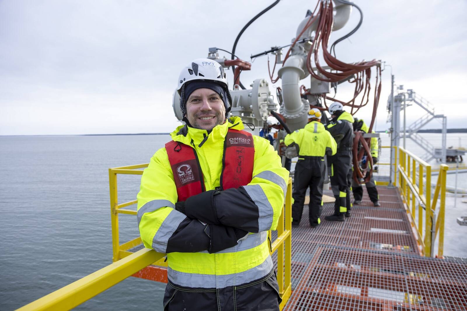 Laadimiskäpa paigaldamine. Esiplaanil RVT Ehituse tegevjuht Taavo Säärits.