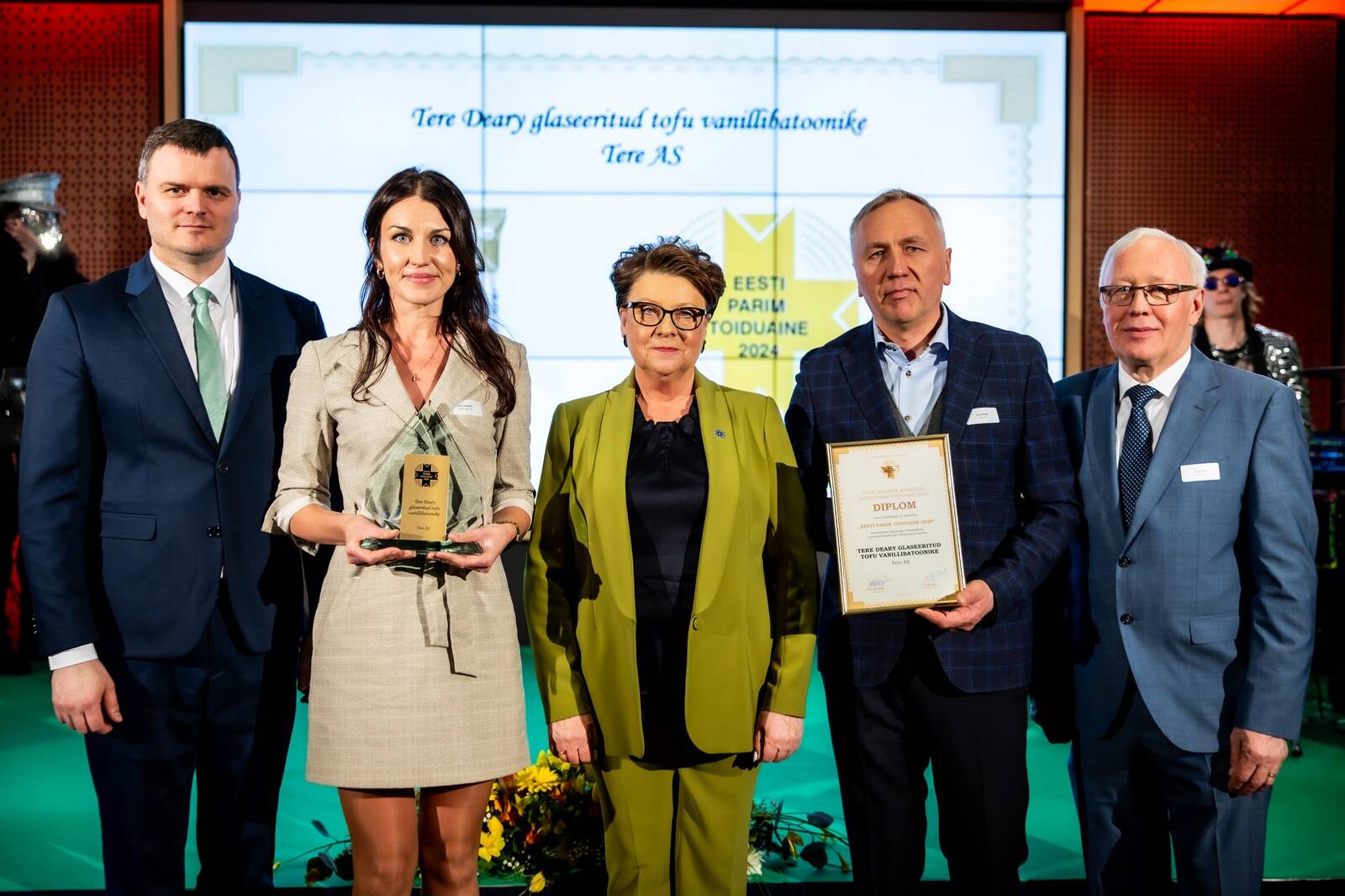 Eesti Parima Toiduaine 2024 auhind läks Tere AS Deary tofu vanillibatoonikesele. Auhindamisel jäid pildile (vasakult) regionaalminister Madis Kallas, Nordic Milk tootearendusjuht Liina Kimmel, Vabariigi Presidendi abikaasa pr Sirje Karis, Nordic Milk juhatuse esimees Ülo Kivine ja Toiduliidu volikogu esimees Veljo Ipits.