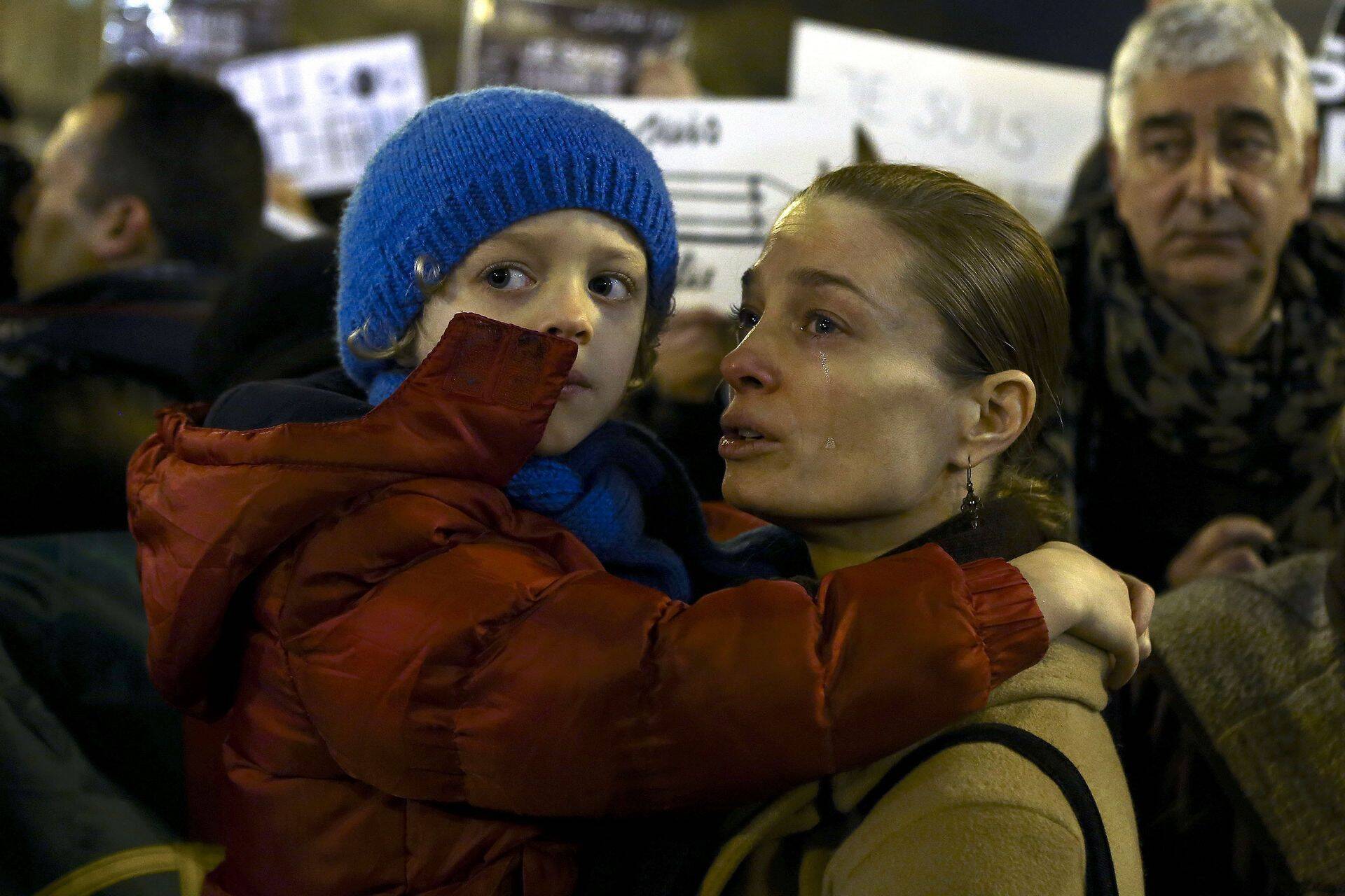 Pariisi terrorirünnaku ohvrite mälestuseks kogunenud inimesed Portugalis Lissabonis.