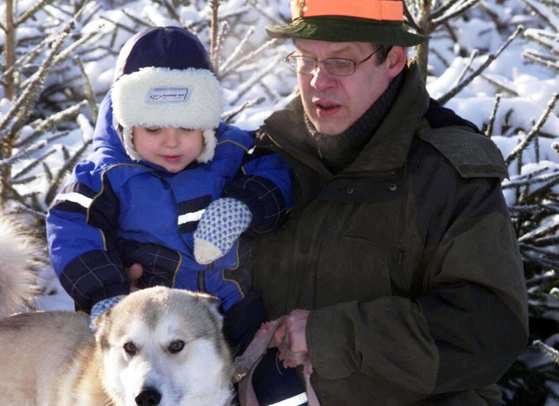 Andres Varik oma esimese pojapoja Karli ja suure sõbra Rolliga mõned aastad varem kodu juurde rajatud kuuseistandikku üle vaatamas.