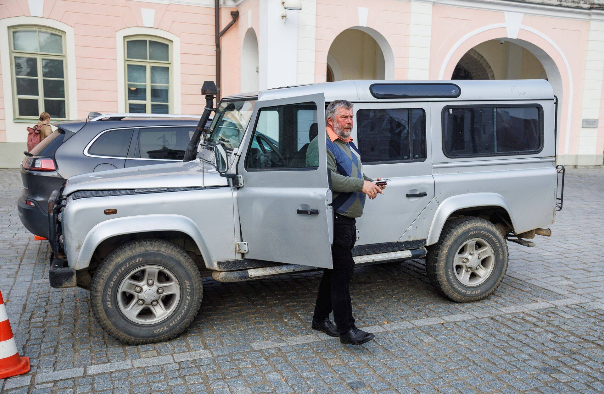 Meelis Kiili tunnistab, et sõidab palju. Ta on pikkadeks sõitudeks valinud Land Rover Defenderi, mis võtab keskmiselt kütust kümme liitrit sajale.