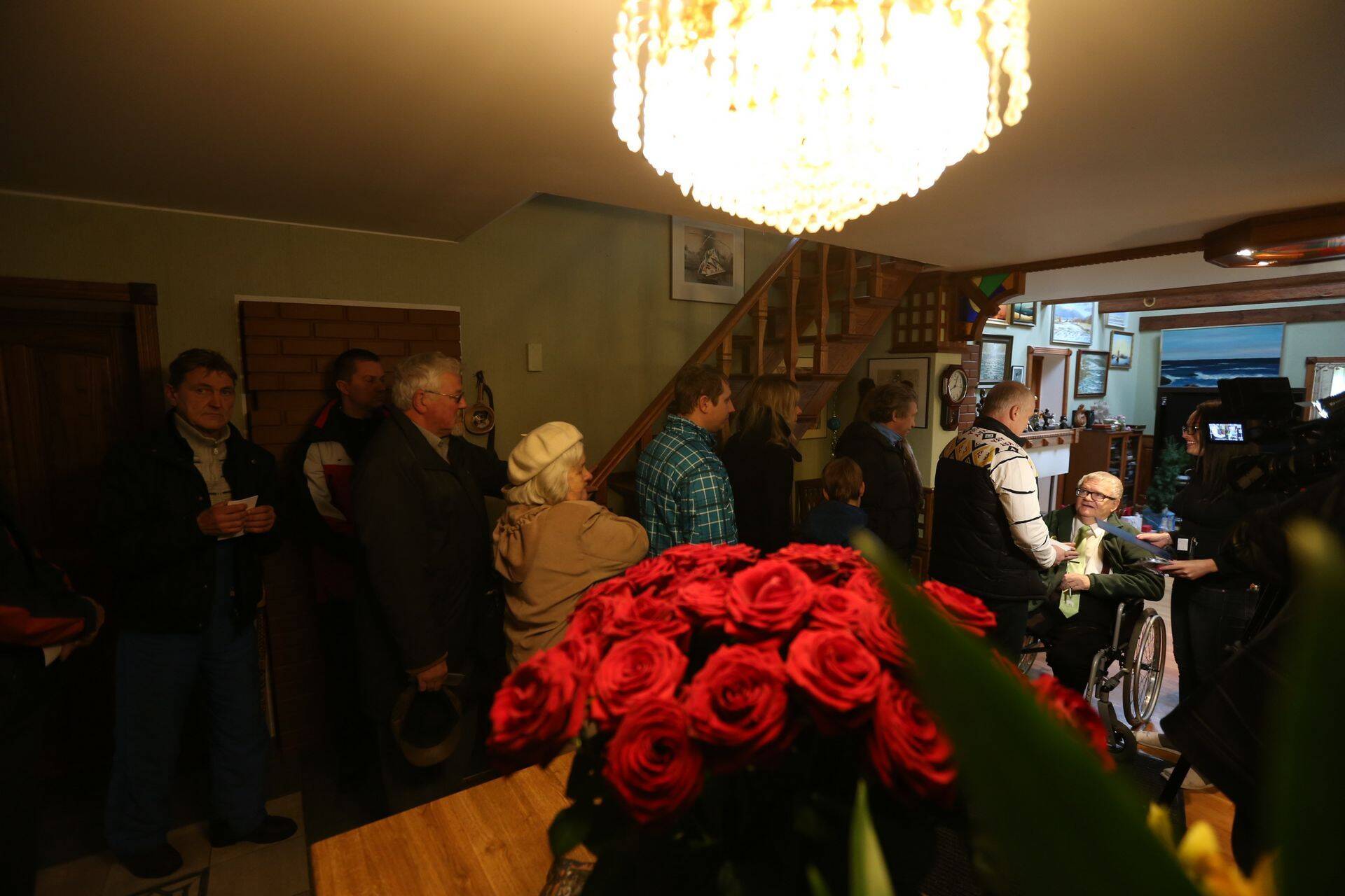 Järjekord Savisaare käesurumiseks ulatus mitmekümne meetri pikkuseks.