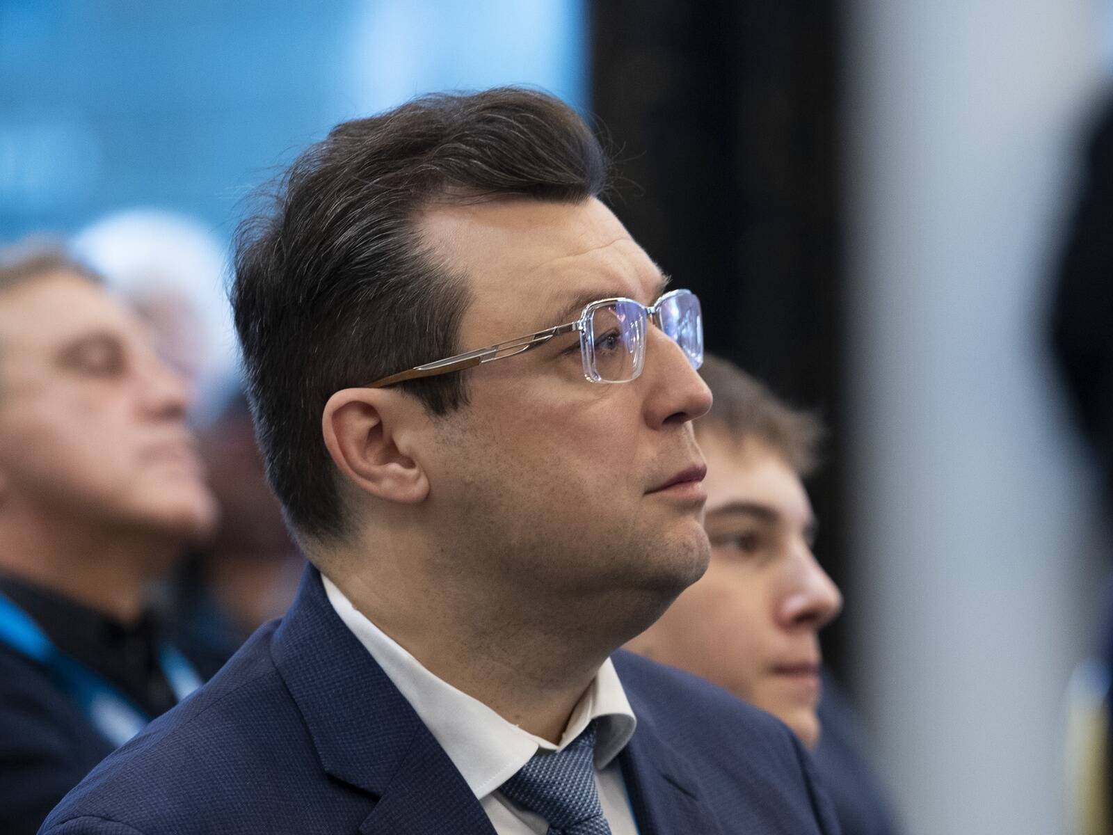 “See kõlab vasturääkivalt, kuid mida rohkem riik rikub Euroopa Liidu eeskirju, seda tugevam on tema positsioon liidus,” kirjutab Admiral Marketsi omanik Alexander Tsikhilov.