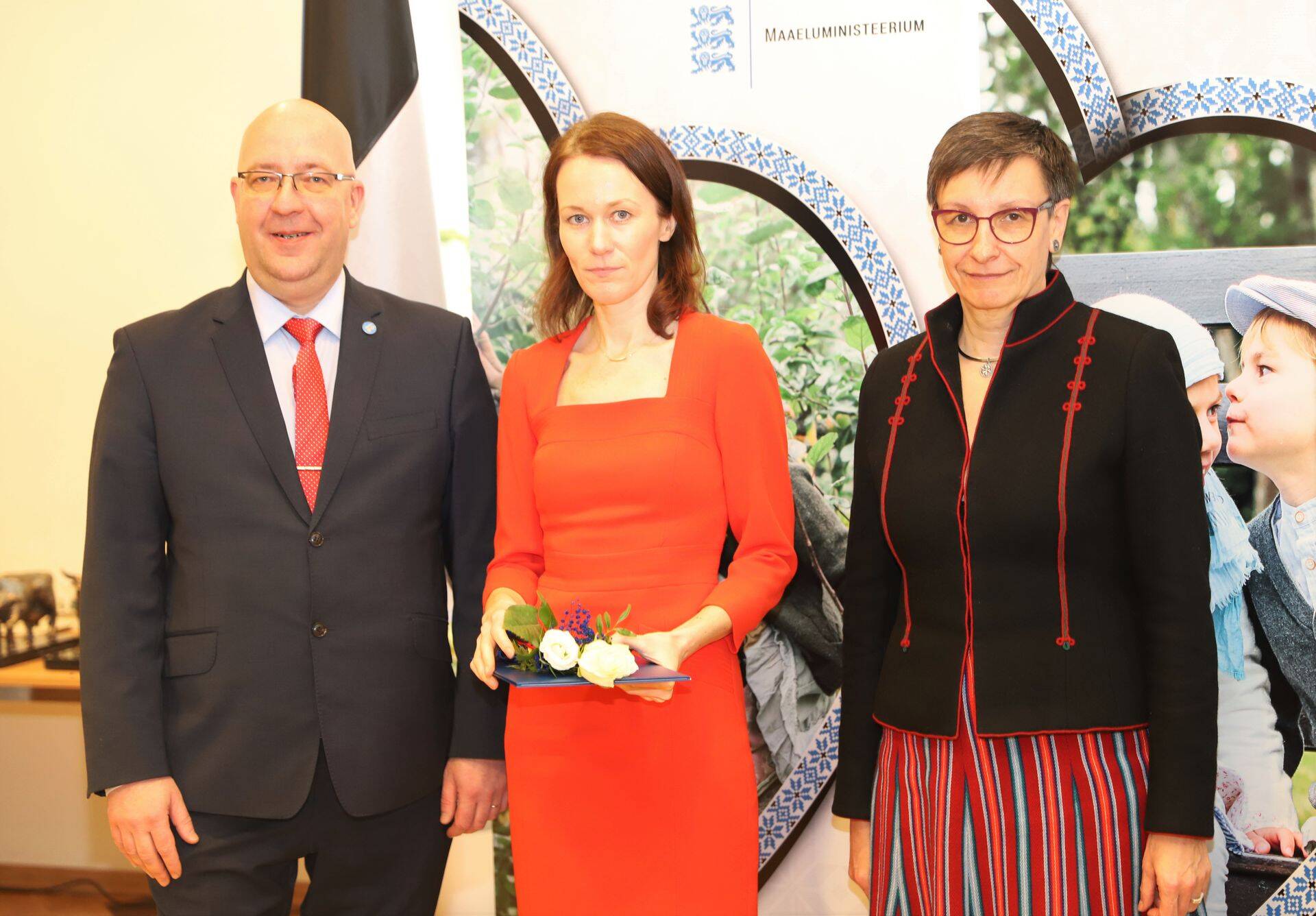 Evelin Hillep koos minister Arvo Alleri ja kantsler Tiina Saroniga.