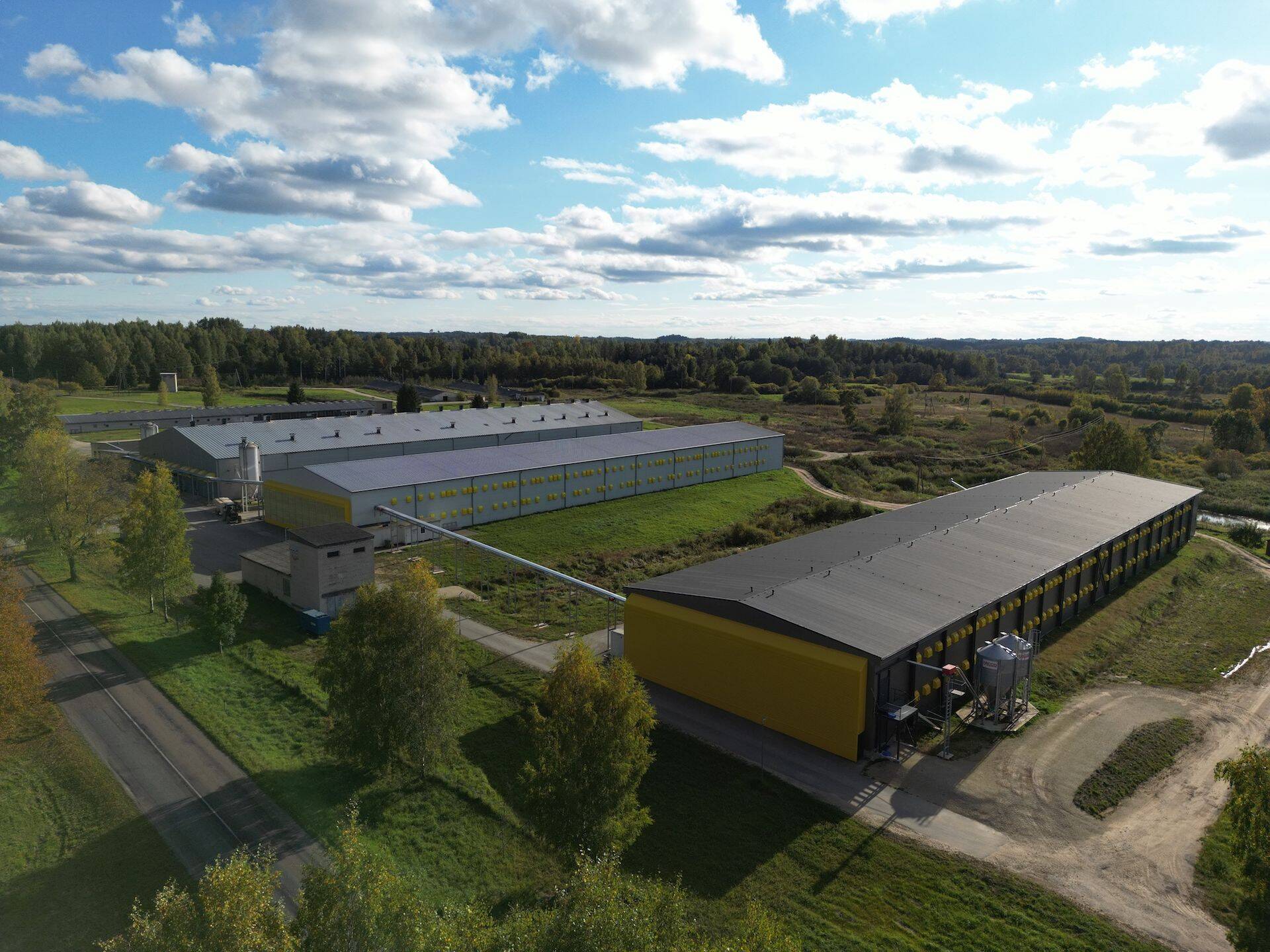 APF Holdingsi farm asub Eesti piirist 15 kilomeetri kaugusel Lätis, Aluksne linnas.