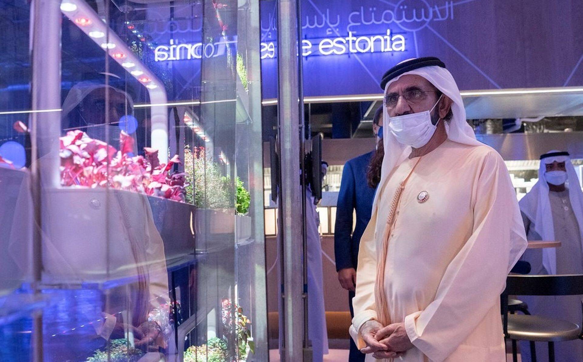 Dubai valitseja Mohammed bin Rashid Al Maktoumi Eesti paviljonis Click & Grow ürdiaia ees.