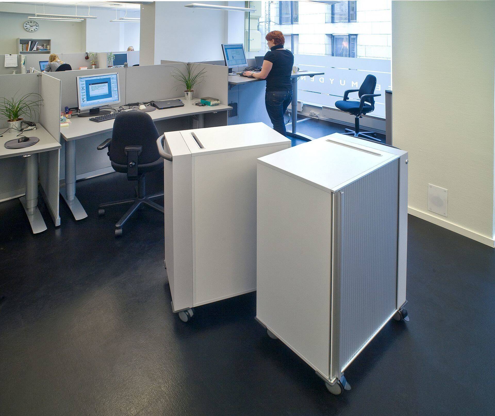 Шкаф Tendo на колесиках передвигается вместе с пользователем.