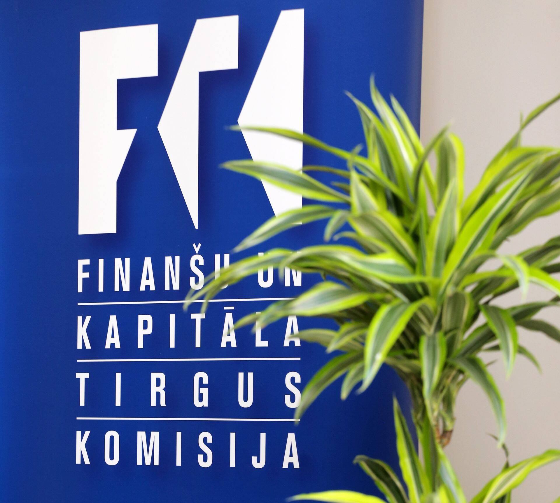 Finanšu un kapitāla tirgus komisijas logo.