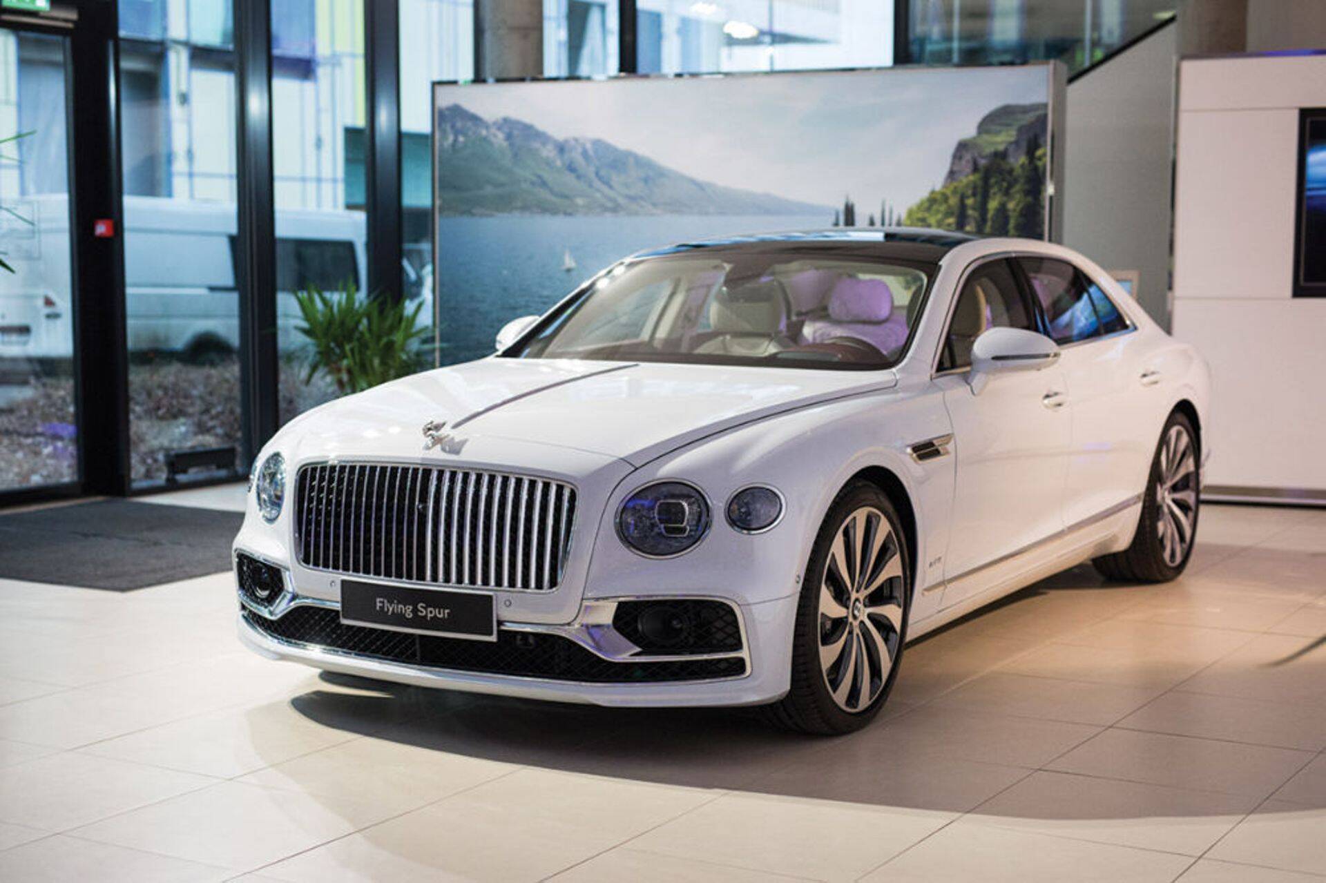 В эстонском представительстве Bentley прошла презентация нового лимузина Flying Spur, оснащенного 12-цилиндовым 635-сильным мотором с ценником в 216 480 евро. Несмотря на внушительную стоимость, это далеко не самый дорогой автомобиль из недавно появившихся в Эстонии. Пальма ценового первенства принадлежит зарегистрированному в январе бронированному Mercedes-Maybach S600 Pullman стоимостью 1,4 млн евро. Этих денег хватит на покупку шести лимузинов Bentley Flying Spur или 120 новеньких Toyota Yaris.
