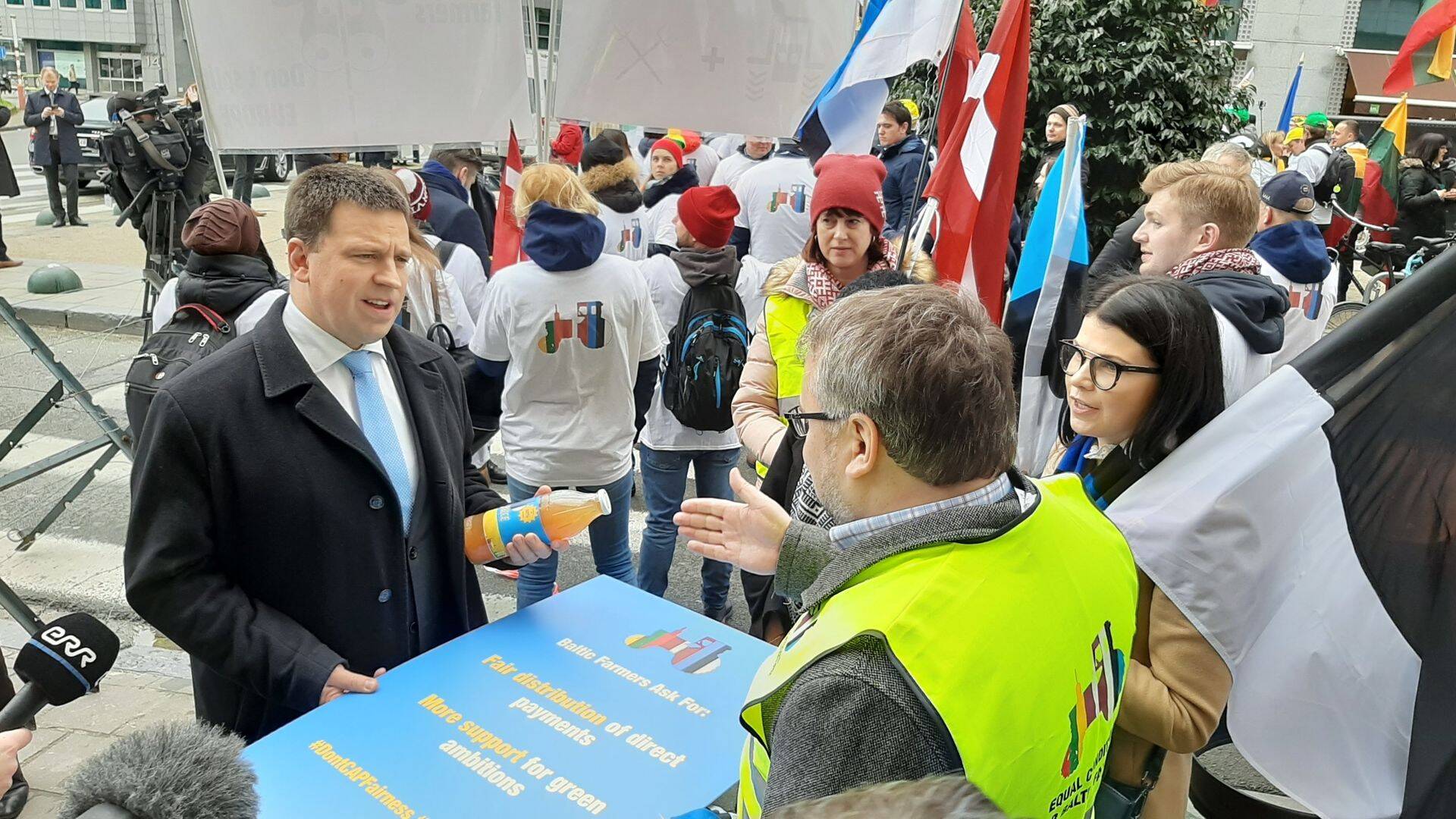 Eesti, Läti ja Leedu põllumehed kogunesid ülemkogu eel Brüsselisse meeleavaldusele, et nõuda võrdseid tingimusi. Meie põllumehi toetas kohapeal ka peaminister Jüri Ratas.