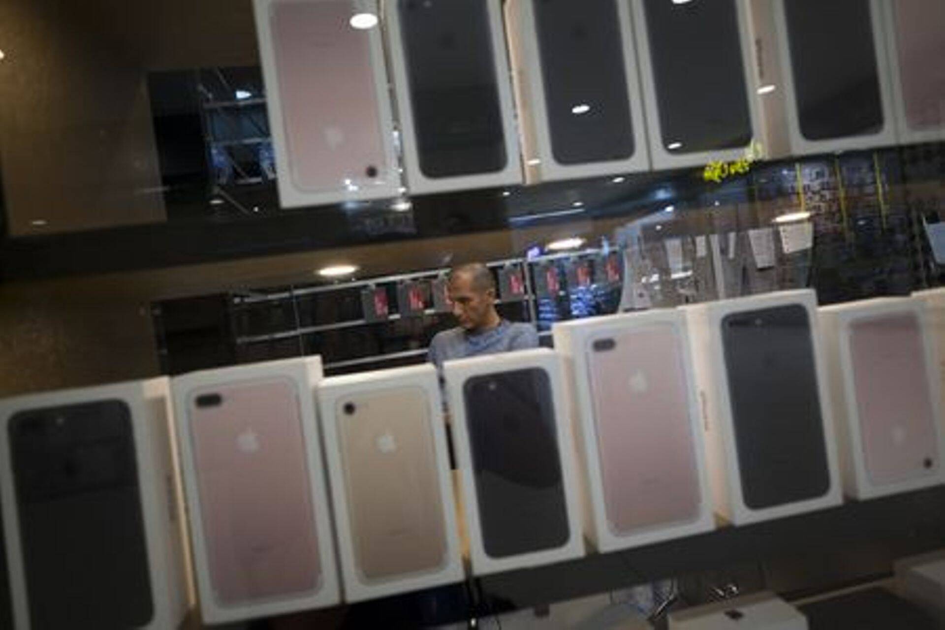 Apple впервые за 8 лет опустилась на третье место по поставкам смартфонов в мире