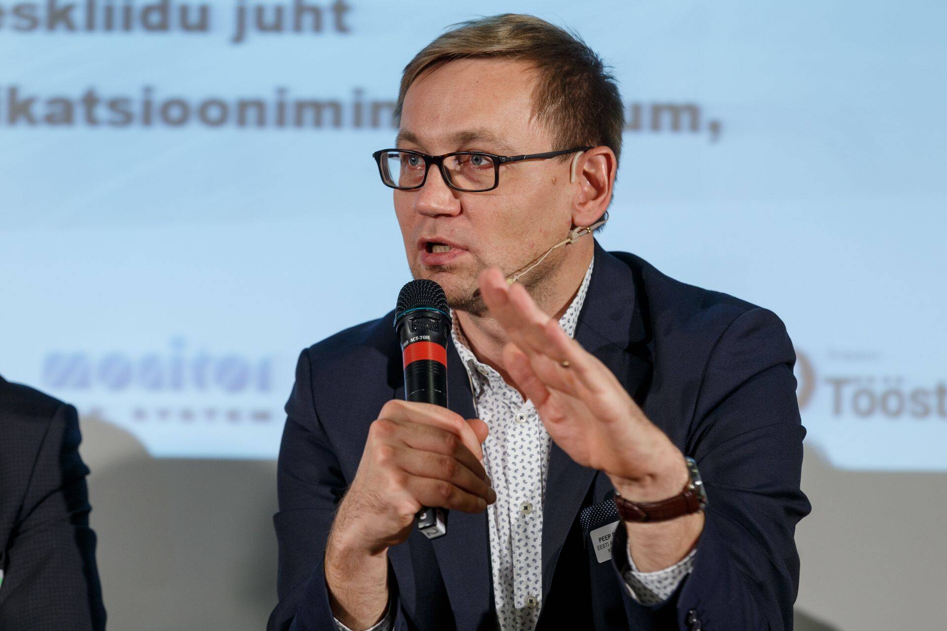 Töö- ja terviseminister Peep Peterson rääkis saates "Kuum tool", rahahädas suurte kassade – haige- ja töötukassa – rahastus vajab rahahäda tõttu uusi tulusid. Lisaraha leidmiseks vajalik analüüs tema sõnul sotsiaalministeeriumis juba käib ja eesmärk on teha järgmisele koalitsioonile otsustamiseks vajalik eeltöö ära.