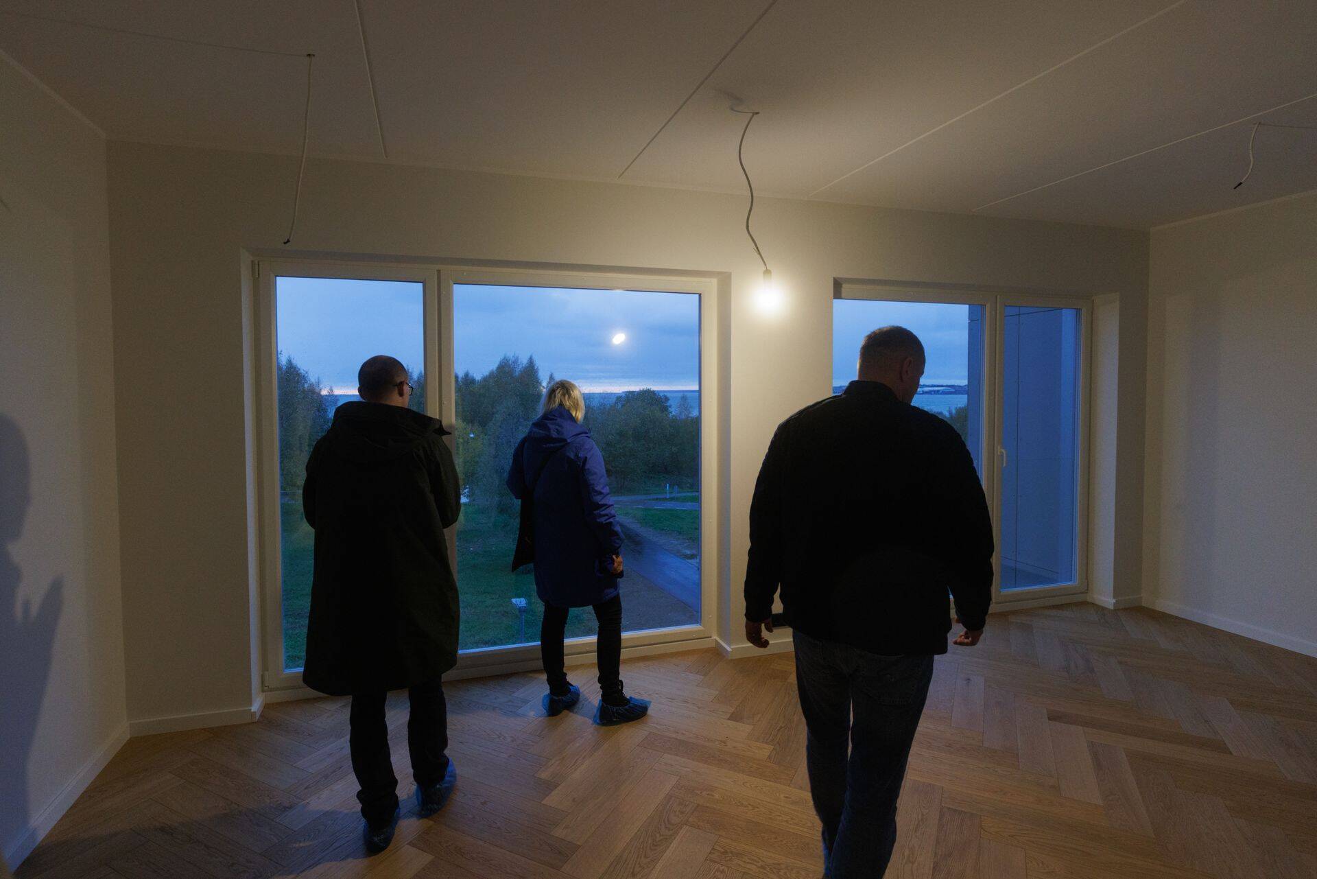 Investeerimisklubi viis huvilised kinnisvaraarendaja Arco Vara Kodulahe uusarendusse ettevõttega tutvuma.