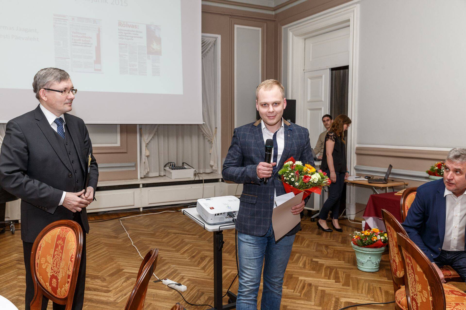 Noore ajakirjaniku preemia laureaat Urmas Jaagant Eesti Päevalehest, vasakul Eesti Ajalehtede Liidu tegevdirektor Mart Raudsaar ja paremal üks noore ajakirjaniku preemia väljaandjaid Margus Mets.