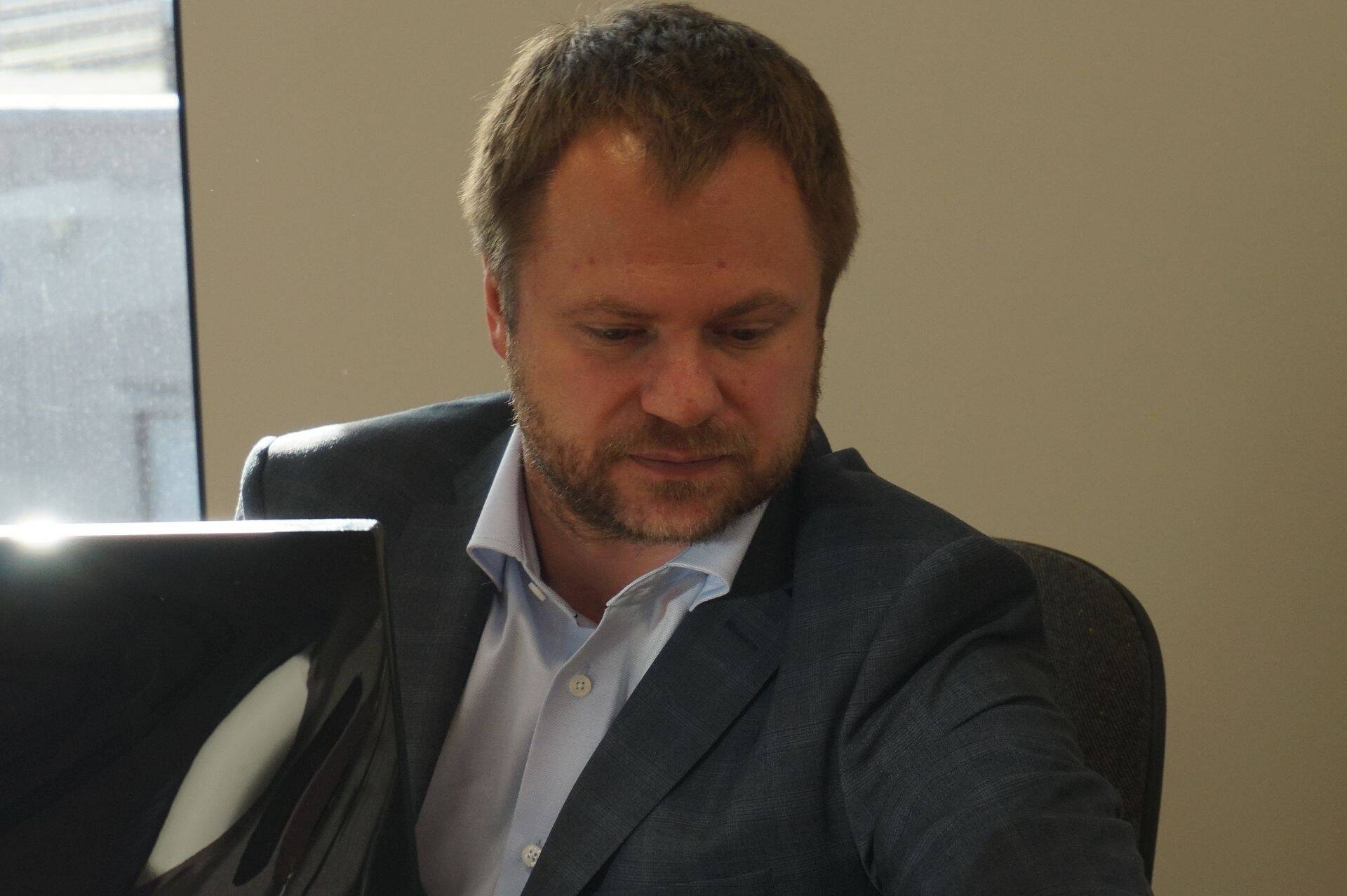 Vara hindaja Virgo Laansoo Lahe Kinnisvara suuresti veel sisustamata kontoris tööarvuti taga. Foto 15. septembrist 2017.