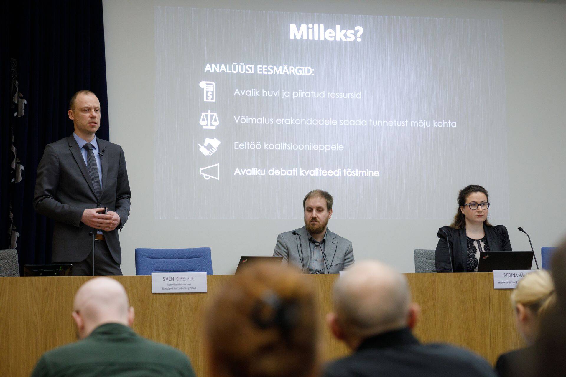 Rahandusministeeriumi riigieelarve osakonna eelarve juht Regina Vällik (paremal), fiskaalpoliitika osakonna juhataja Sven Kirsipuu ning sama osakonna juhtivanalüütik Risto Kaarna tutvustasid 3100 valimislubaduse analüüsi.