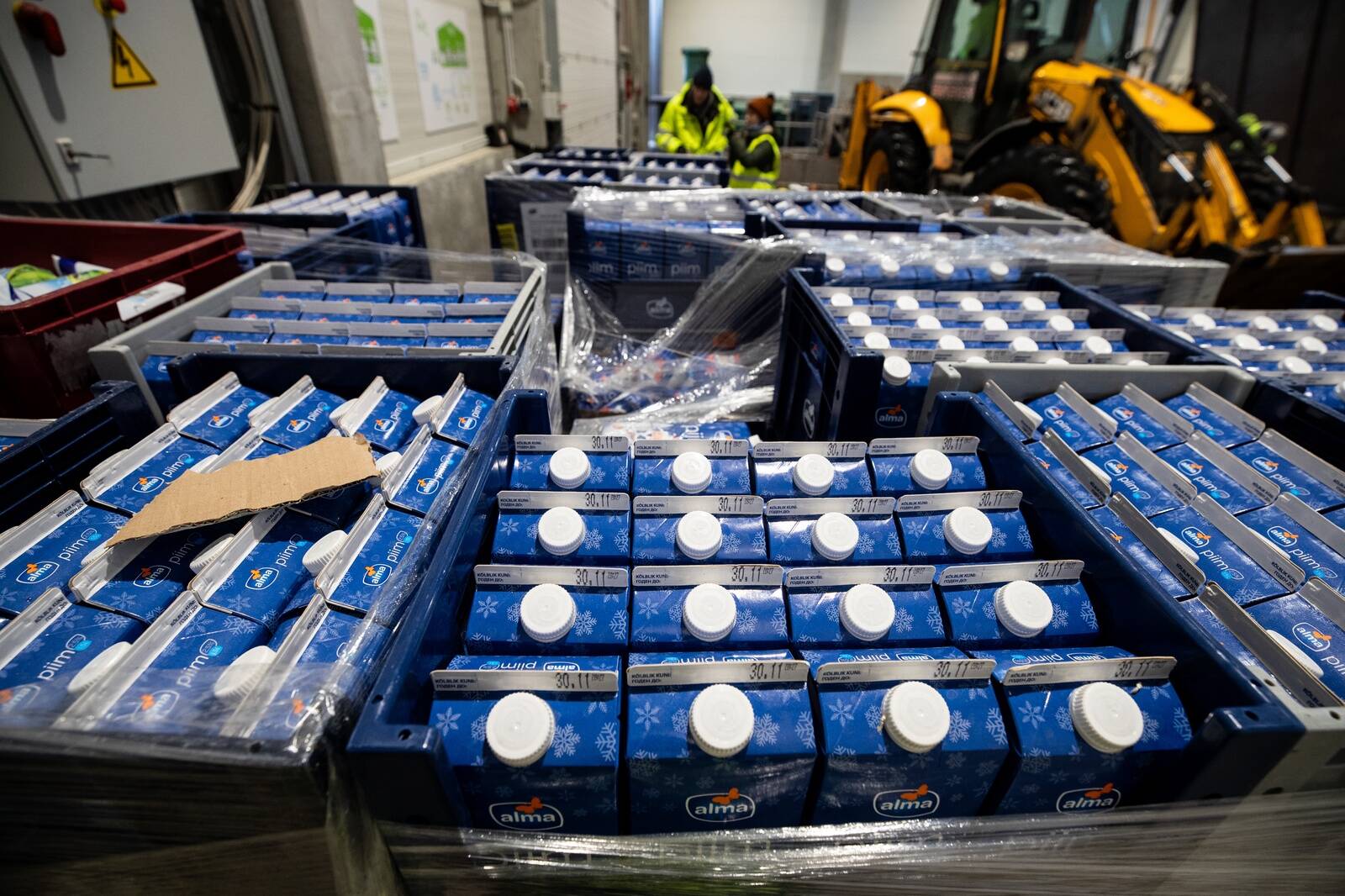 Когда государство заставляет повышать цены, покупатели теряют интерес к этим продуктам и продавцам приходится просто списывать и выбрасывать «просрочку».