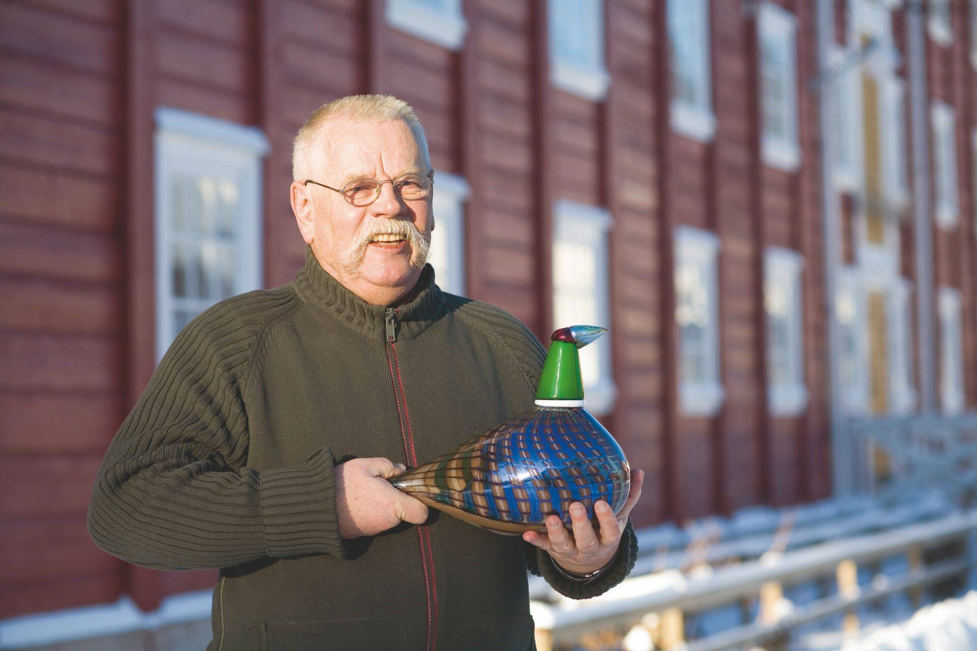 Oiva Toikka disainitud klaasist linde puhuvad ja viimistlevad Iittala tehase töötajad mitmes eri etapis.
