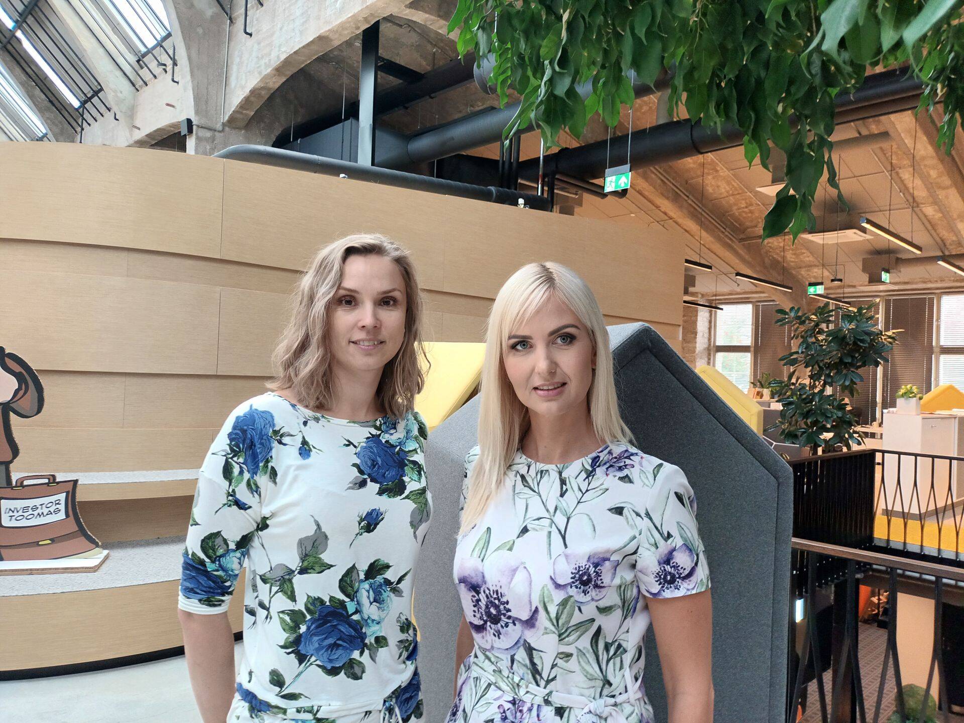 Uus Maa Kinnisvarabüroo elukondliku kinnisvara juhtiv hindaja Kertu Ehaviir (vasakul) ning Uus Maa Tartu büroo kutseline vara hindaja Helena Peiker märgivad, et hinnalanguse ootust on turul tunda.