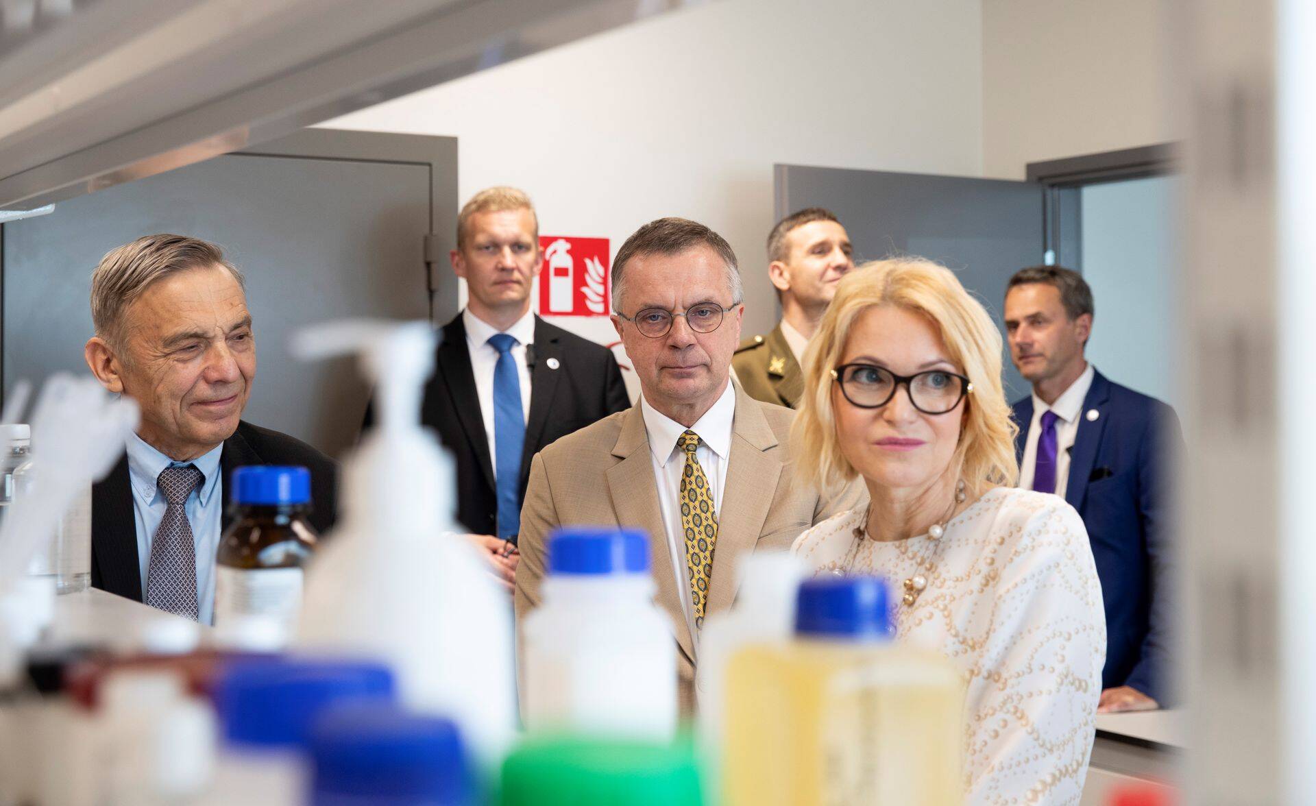 AS Chemi-Pharmi juhi ja omaniku Ruth Oltjeri sõnul palkasid nad eraldi koristajad, kelle ülesanne ongi tehast järjepidevalt desinfitseerida.