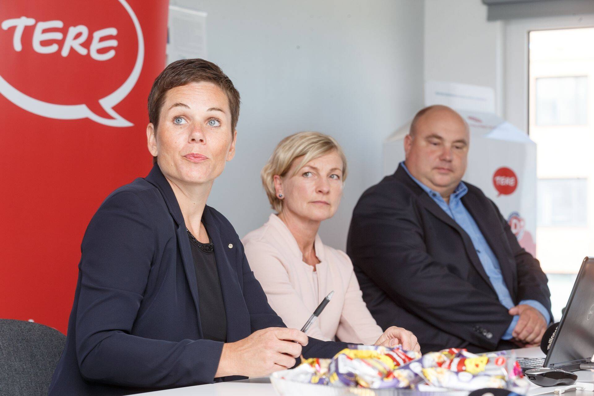 Pressikonverentsil 5. juulil, kus anti ülevaade Tere ja Farmi Piimatööstuse koondumisest. Vasakult: Katre Kõvask, Margit Talts ja Valdis Noppel.