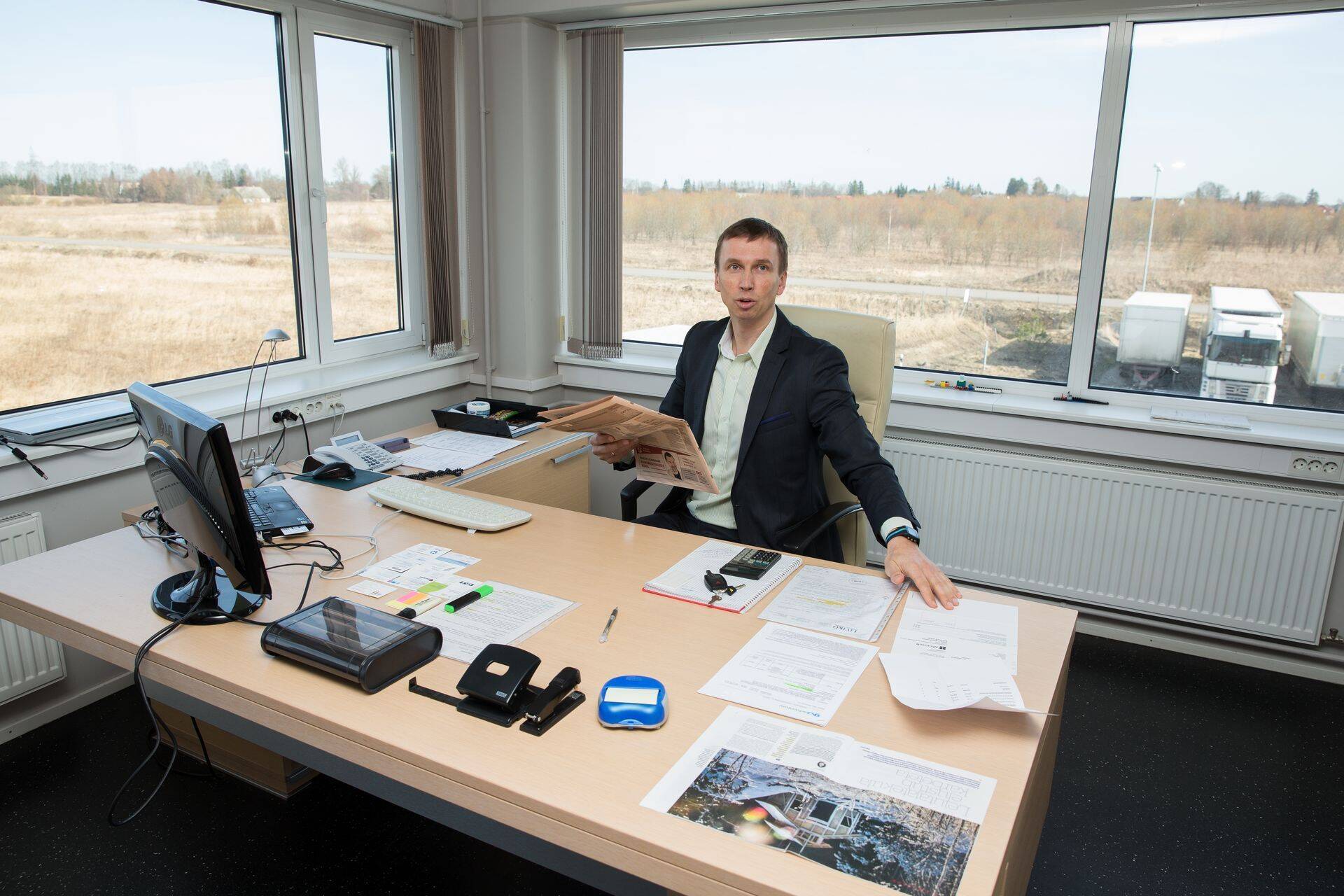 Vastuseks Sanitexi tegevuse alustamisele Eesti logistikaturul lubab Via 3Li tegevjuht Elmer Maas tööle võtta kõik Anitexi poolt ostetud logistikafirmas Agora DC töö kaotanud inimesed ja laieneda ka oma ettevõttega üle Baltikumi ja alsuatada tegevust Leedus.
