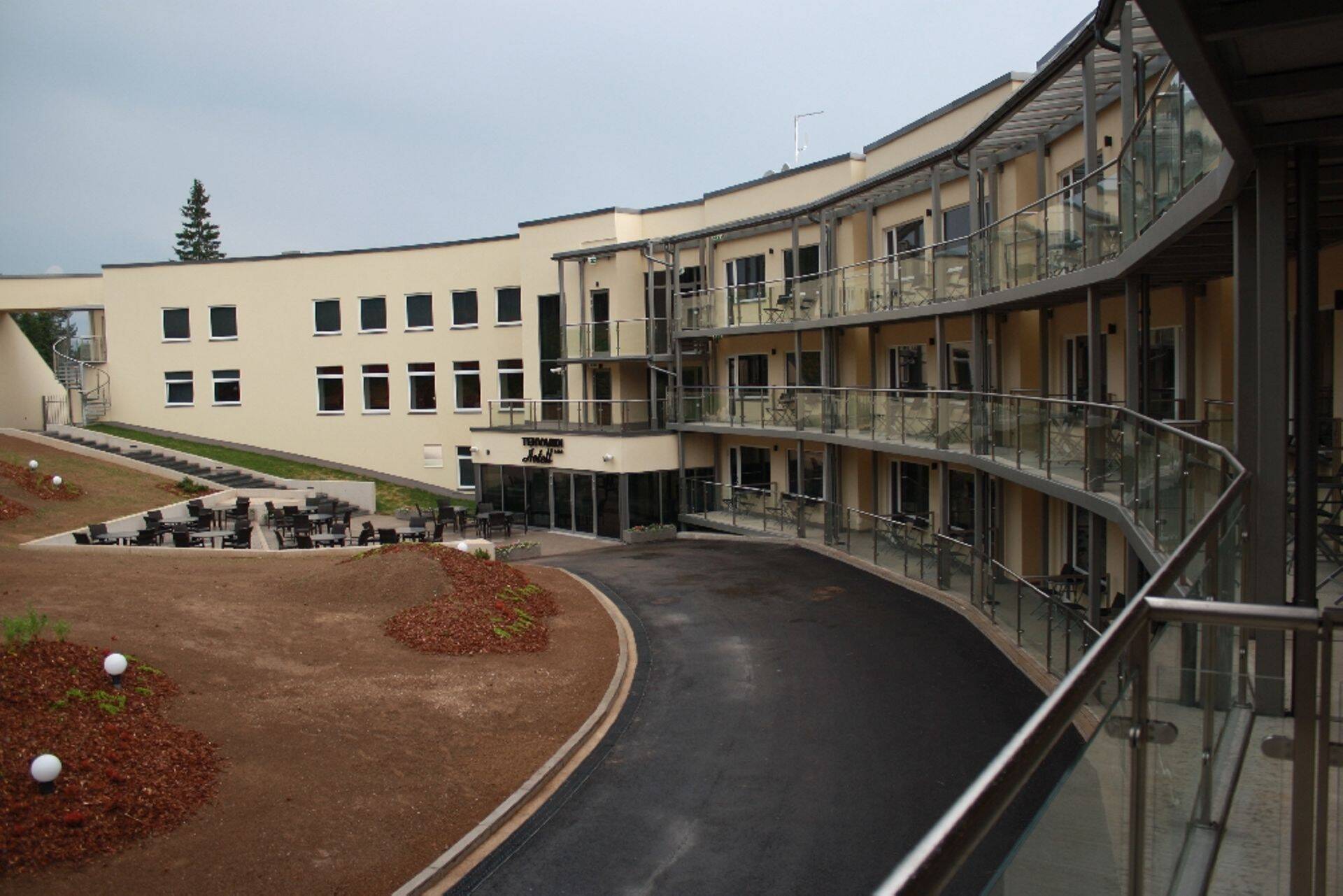 Tehvandi kolmetärnihotell pärast rekonstrueerimistöid. Vaade sisehoovi poolt.