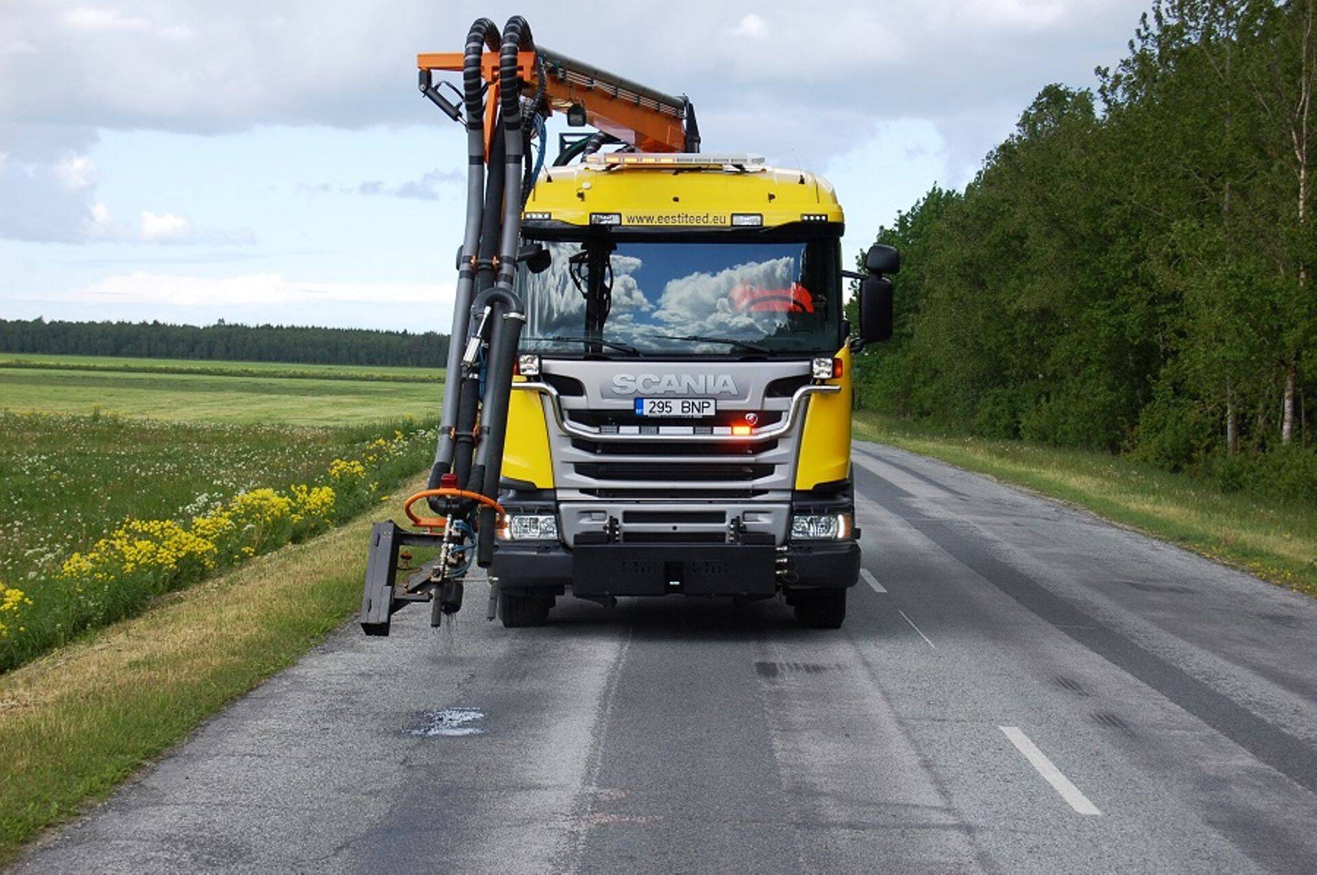 Eeti Teed kasutab teehooldes auguremondil baasmasinal Scania auguparandusseadet „Schmidt“.
