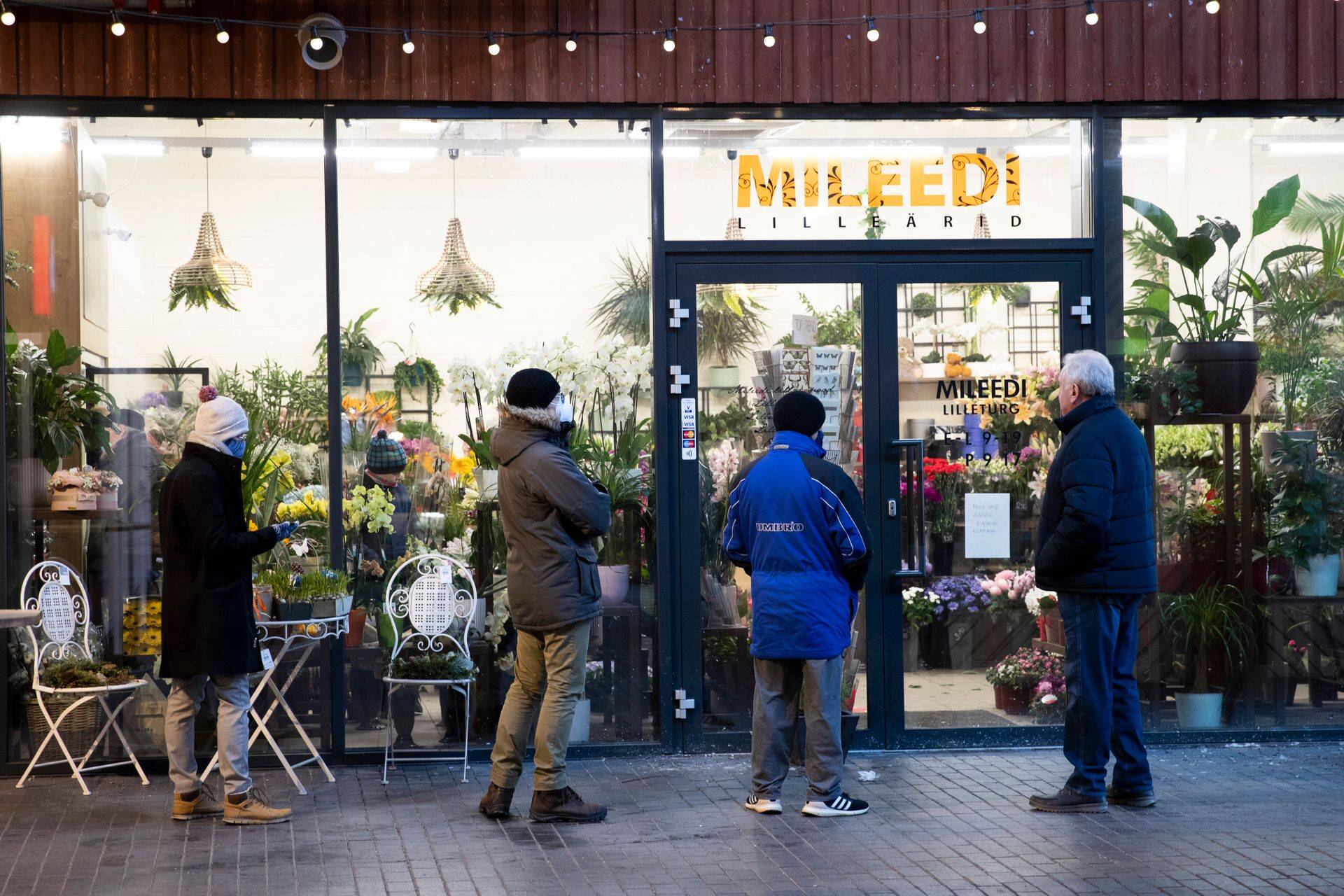 Täna, naistepäeval lookles Balti jaama turul Mileedi lillepoe ukse taga järjekord.